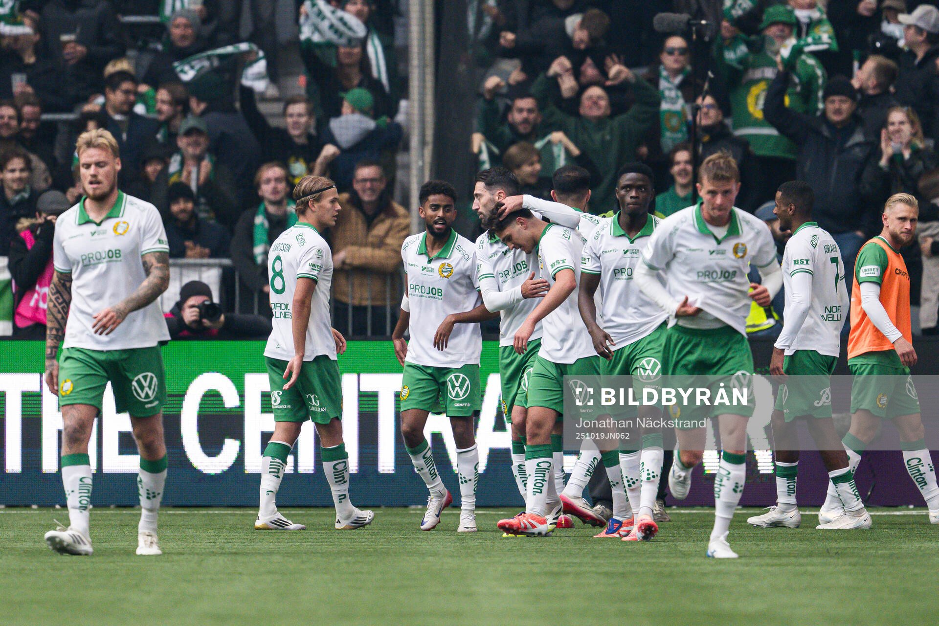 Hammarbys Montader Madjed jublar med lagkamrater