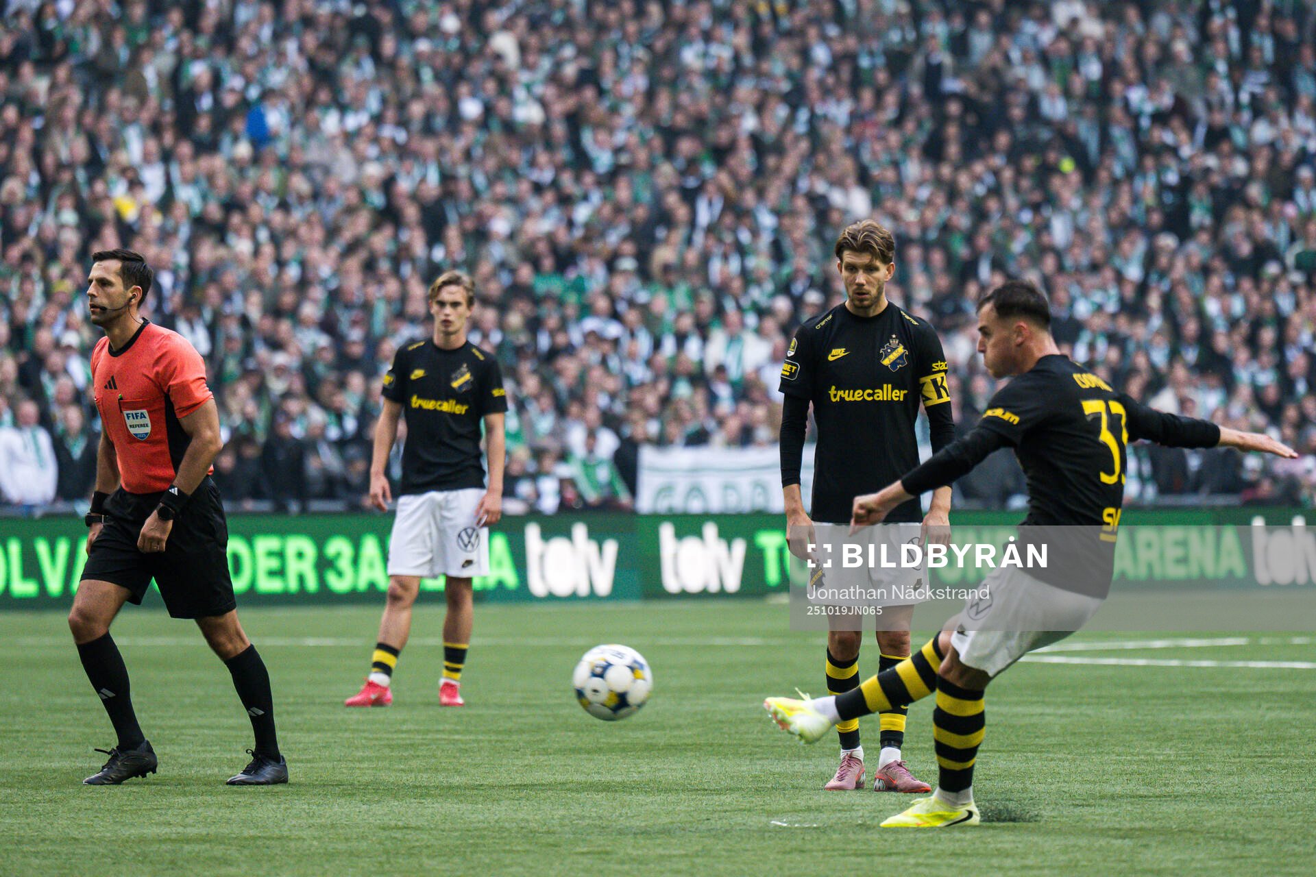 AIKs Anton Salétros ser Áron Csongvai reducera till 2-1