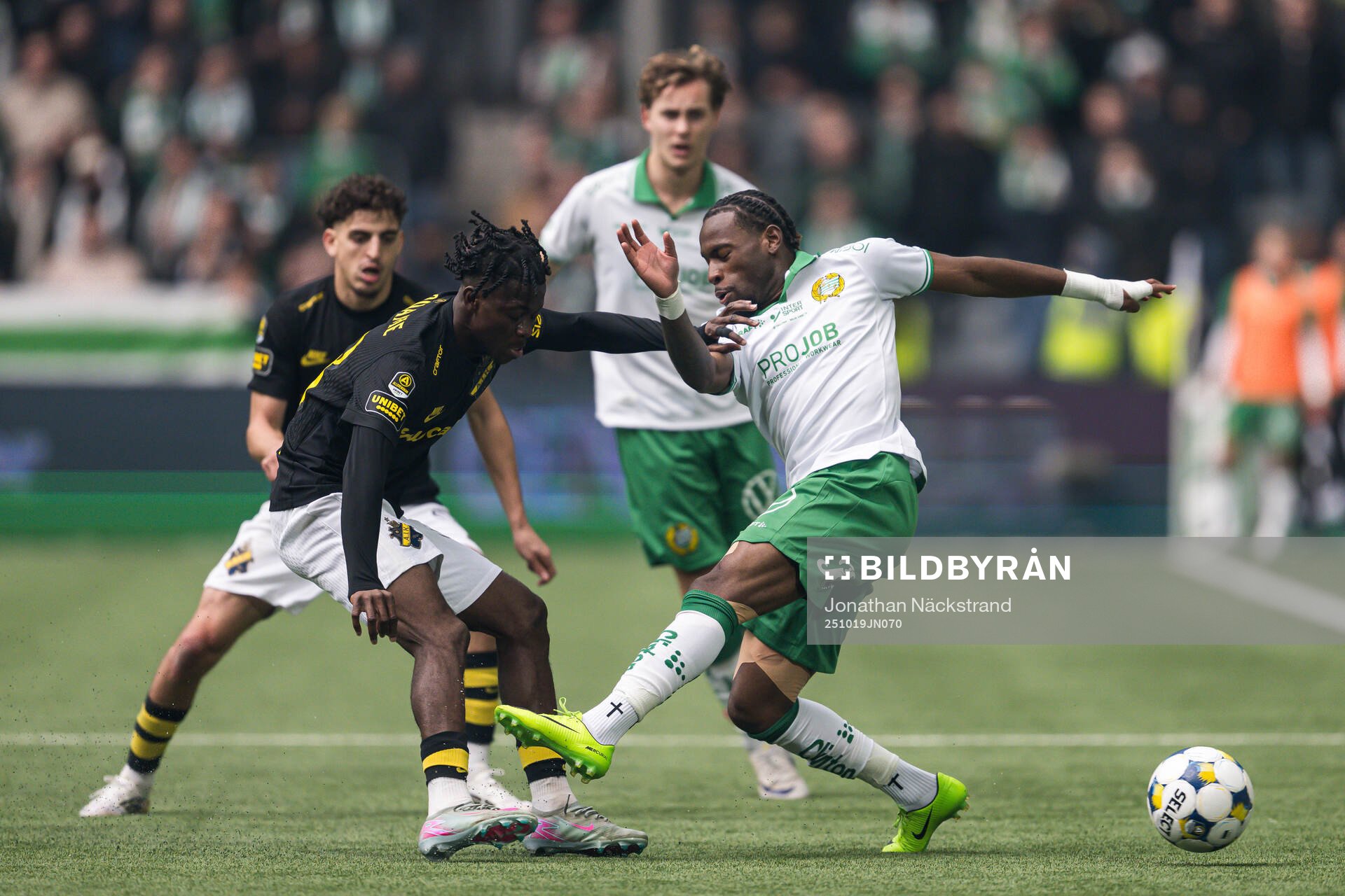 AIKs Axel Kouame och Hammarbys Okeke Obilor Denzel