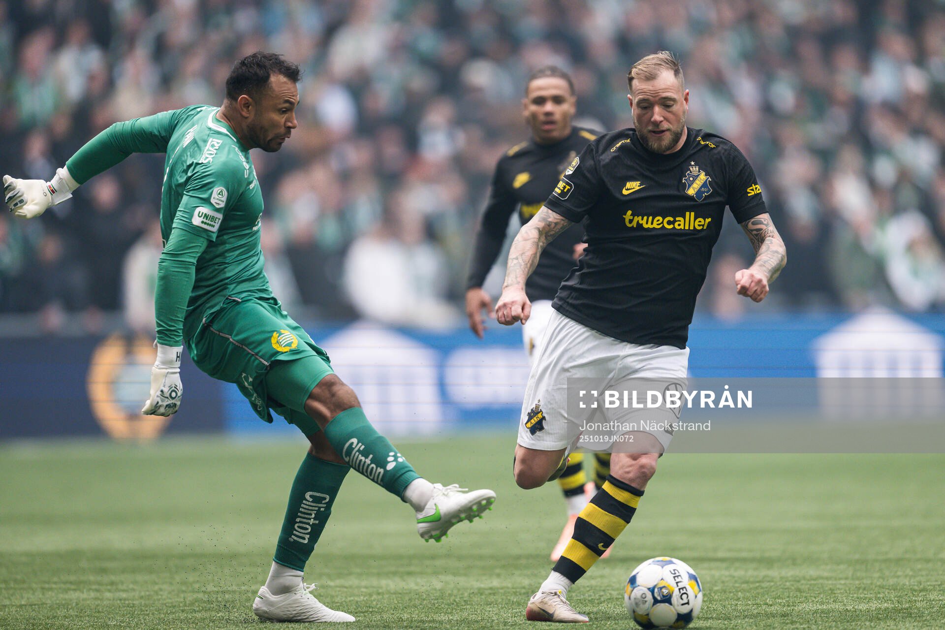 Hammarbys målvakt Warner Hahn och AIKs John Guidetti