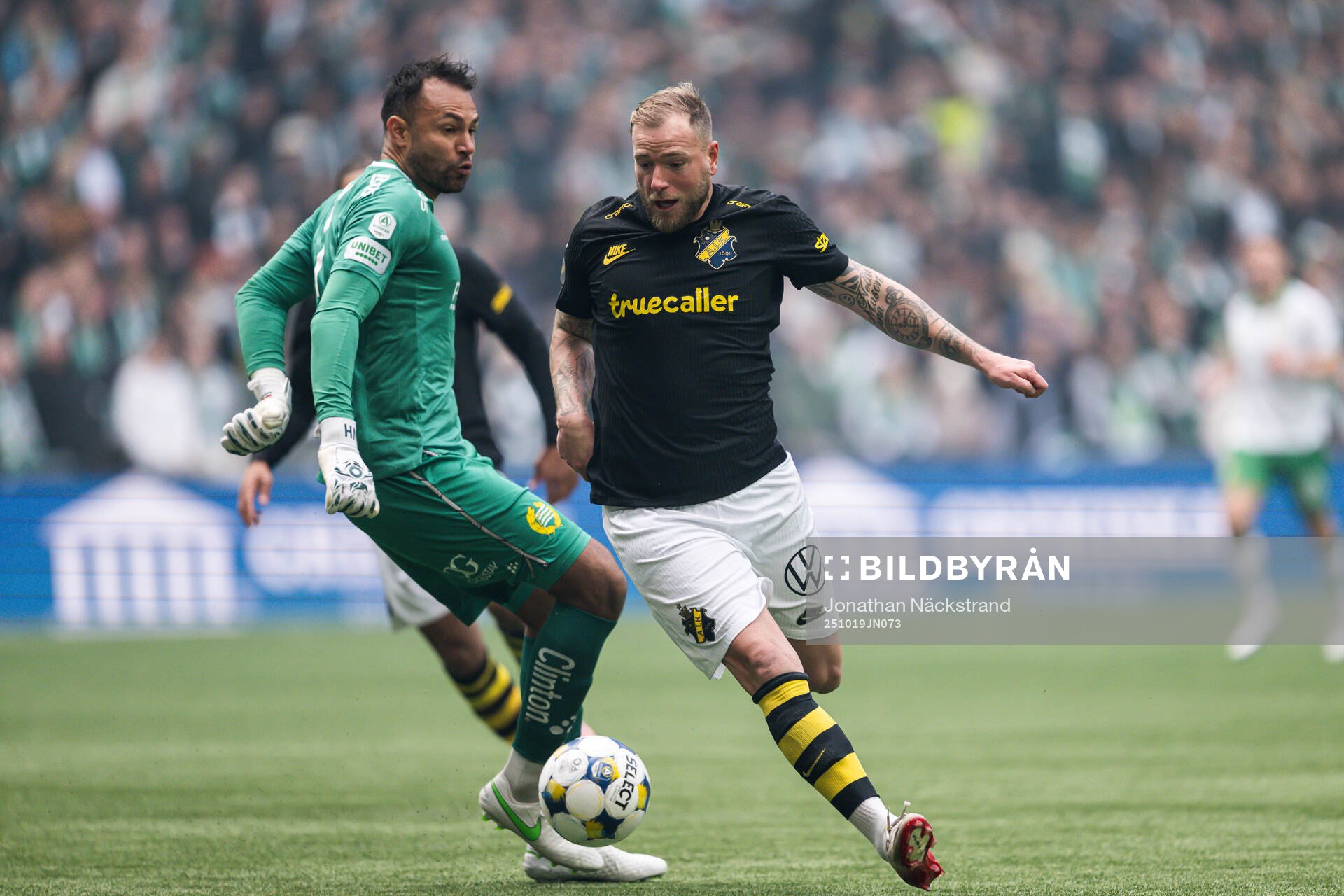 Hammarbys målvakt Warner Hahn och AIKs John Guidetti