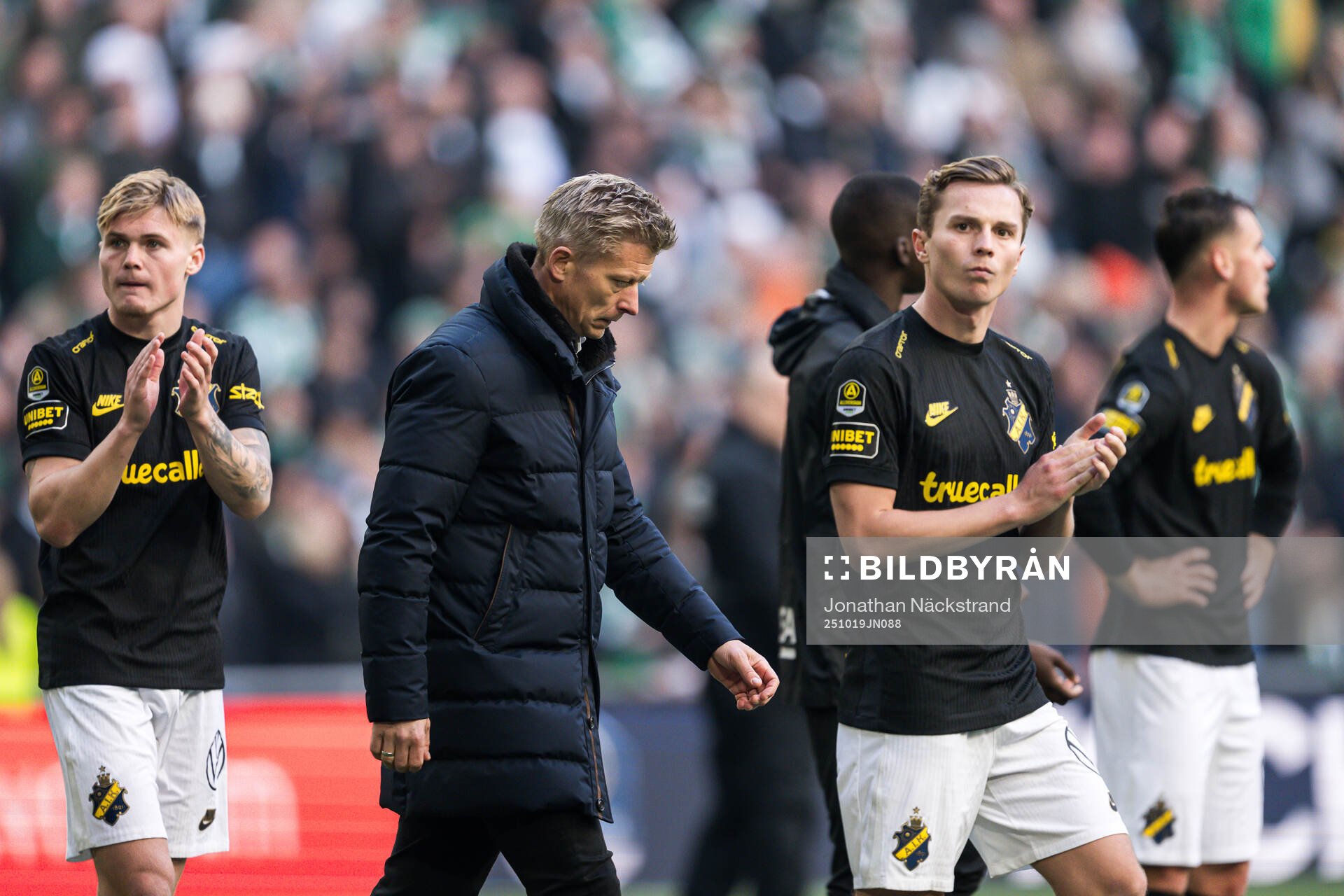 AIKs tränare Mikkjal Thomassen deppar