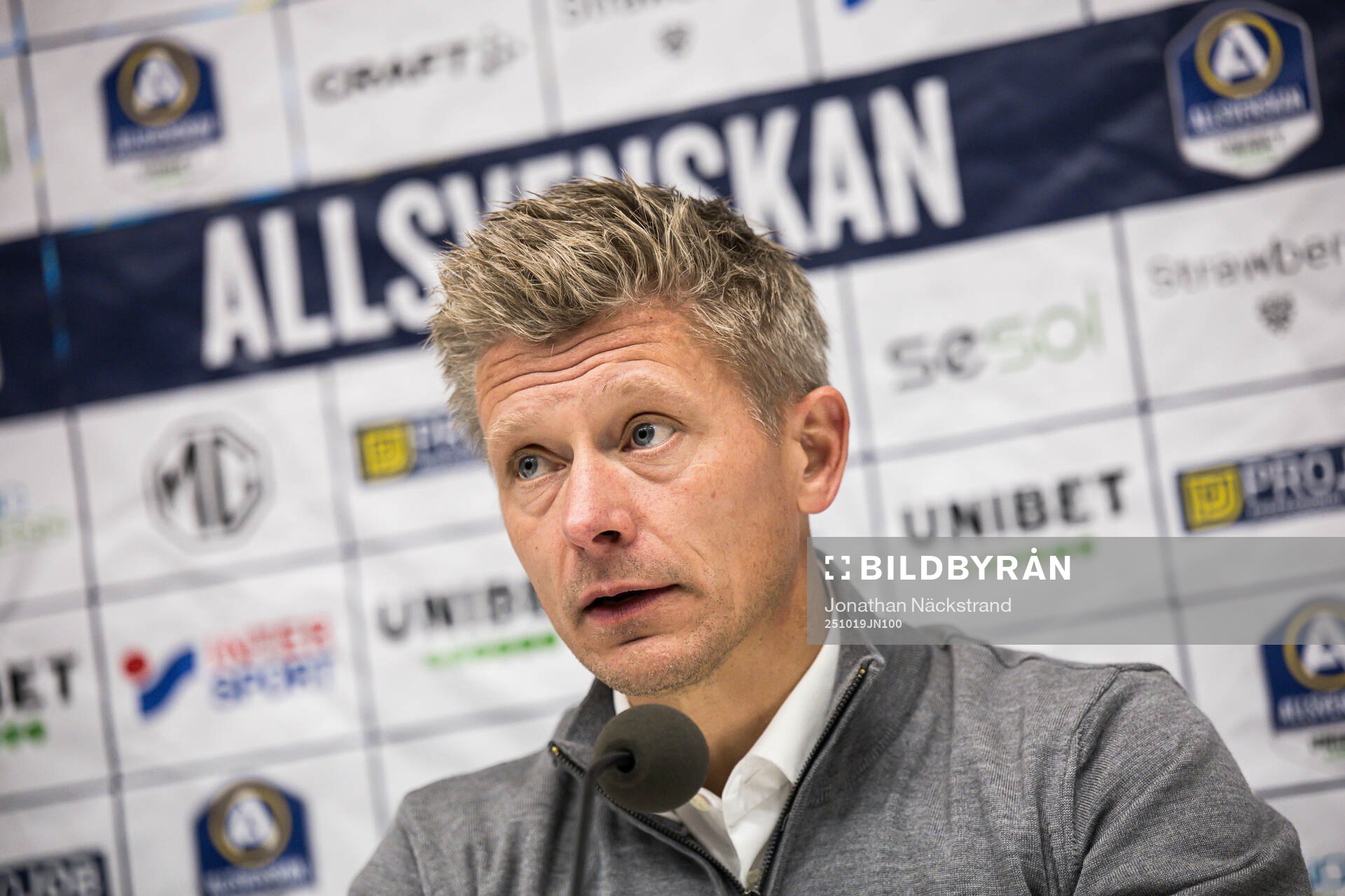 AIKs tränare Mikkjal Thomassen på presskonferensen