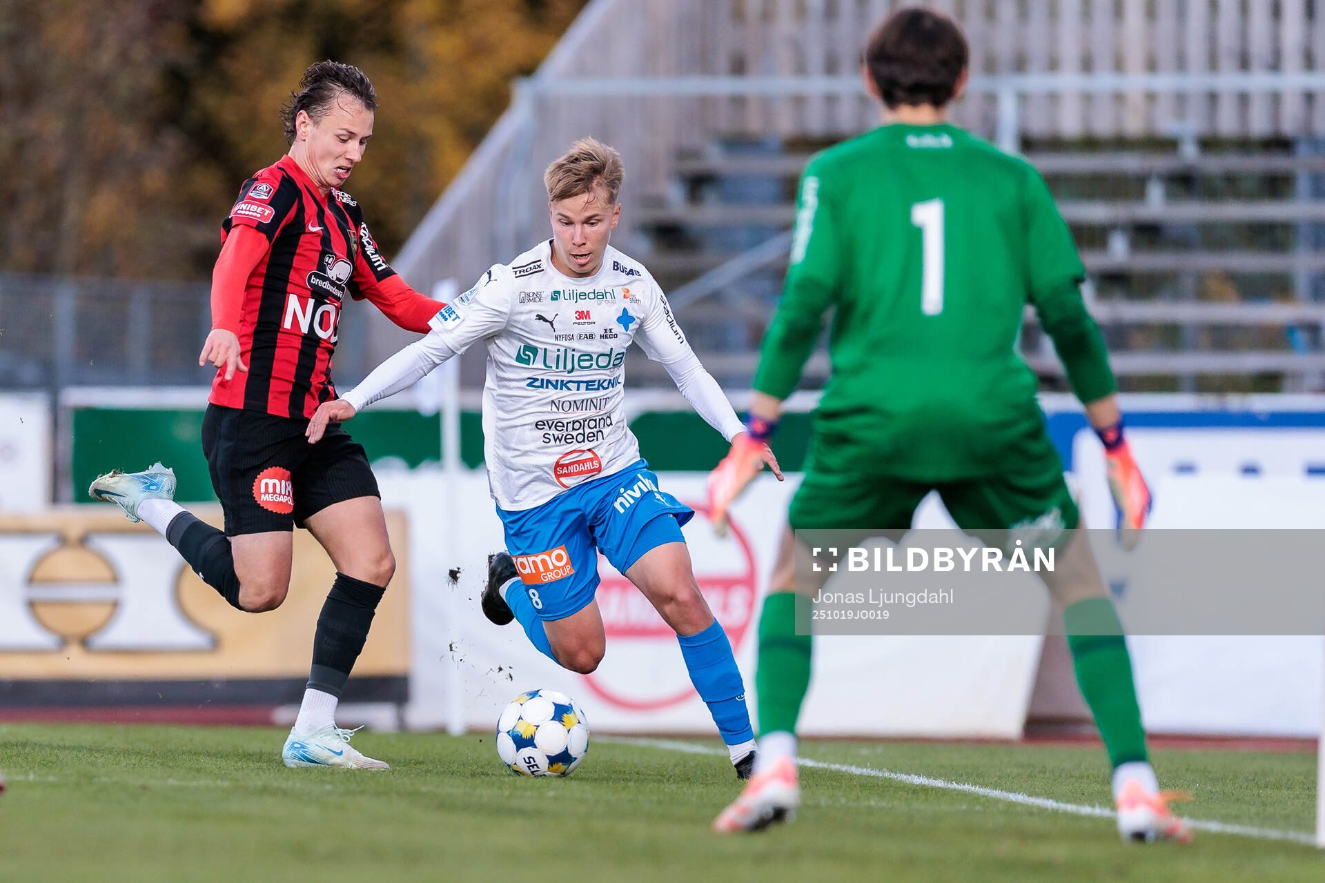 Brommapojkarnas Alex Timossi Andersson och Värnamos Otso