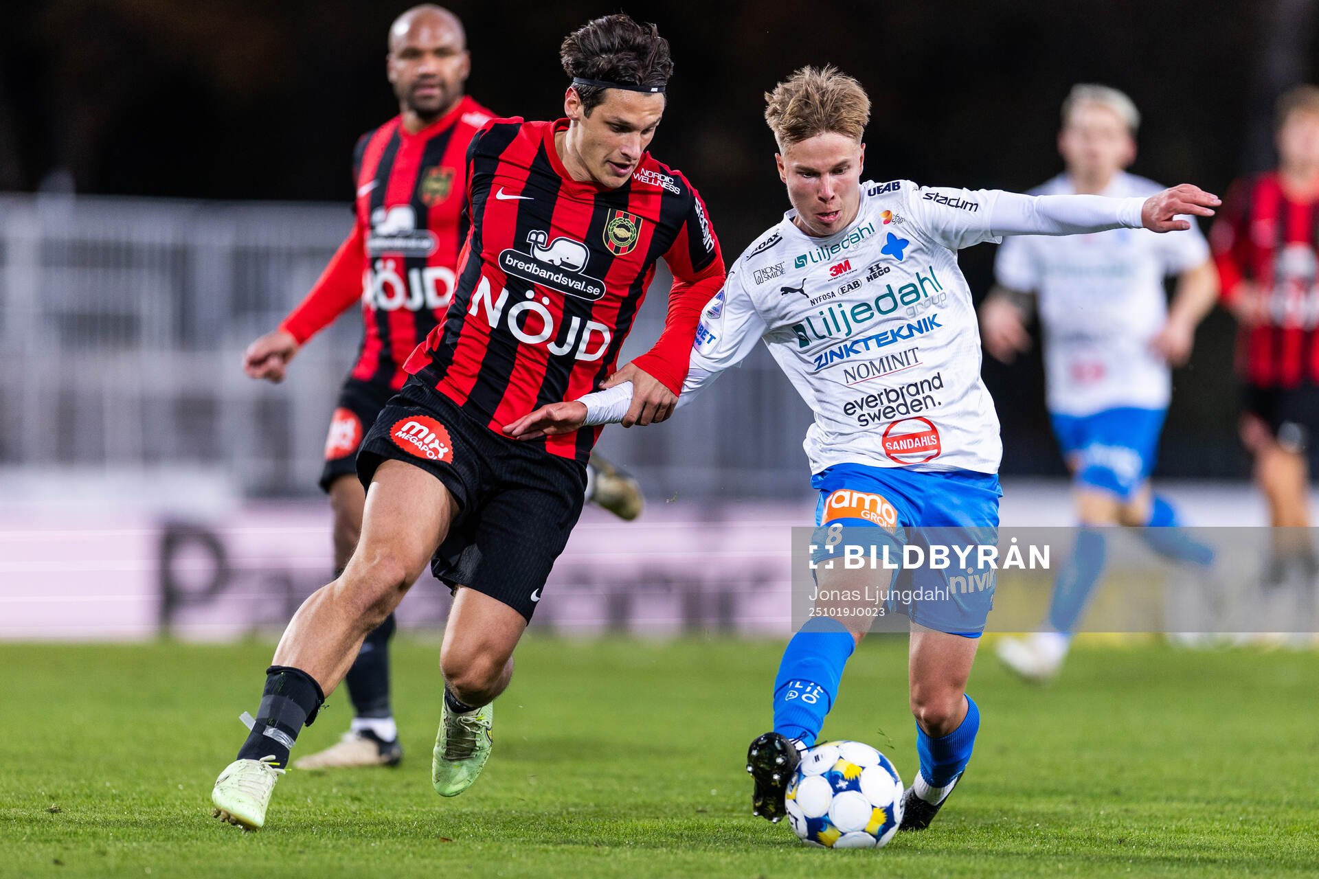 Brommapojkarnas Kevin Ackermann och Värnamos Otso Liimatta