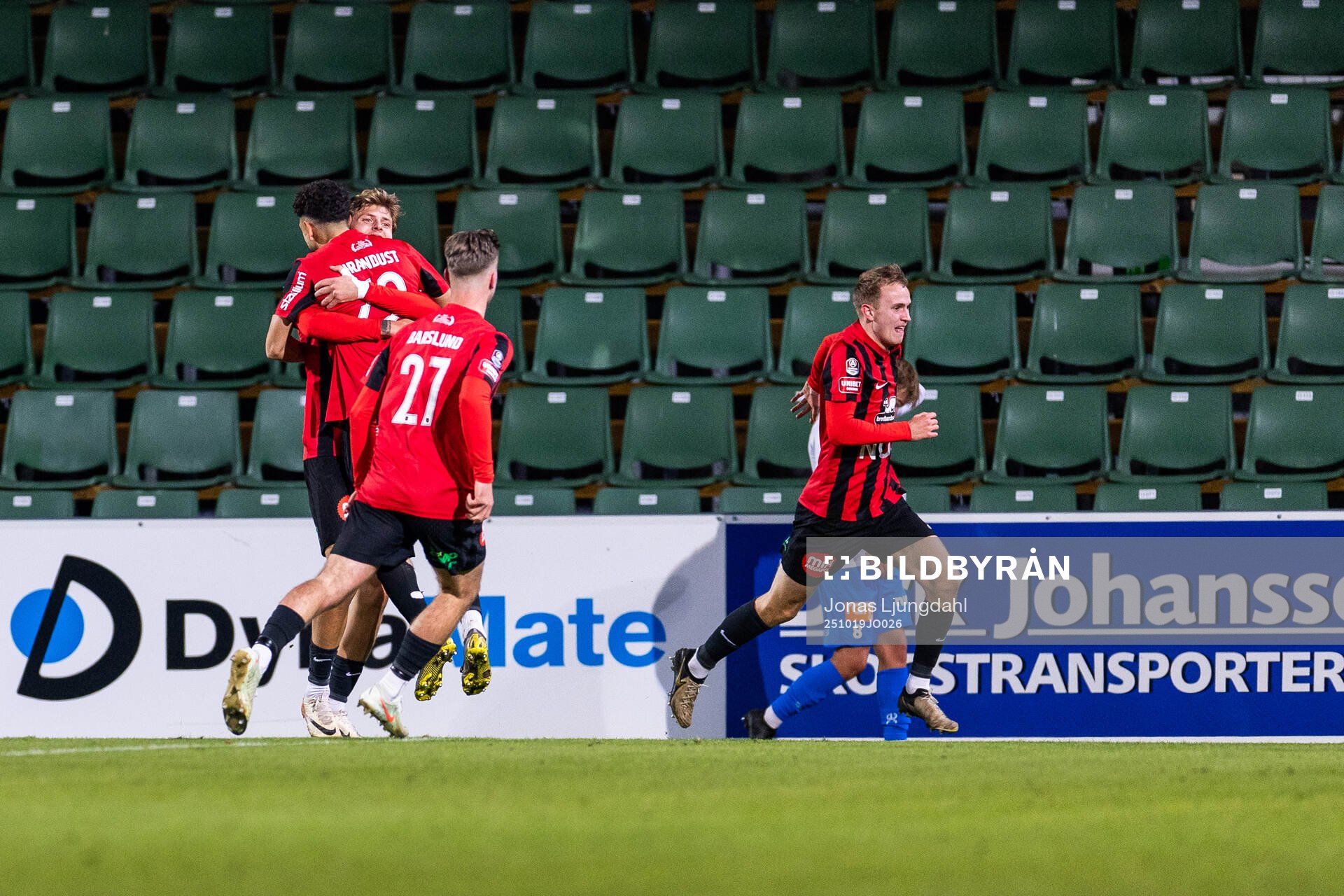 Brommapojkarnas Victor Lind jublar