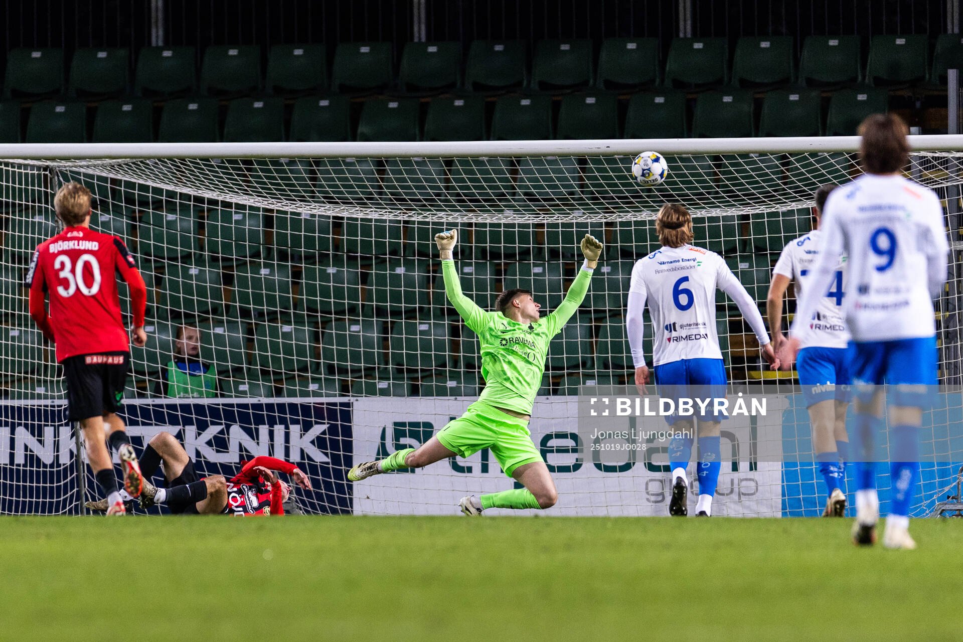 Brommapojkarnas Victor Lind gör 0-1 bakom Värnamos