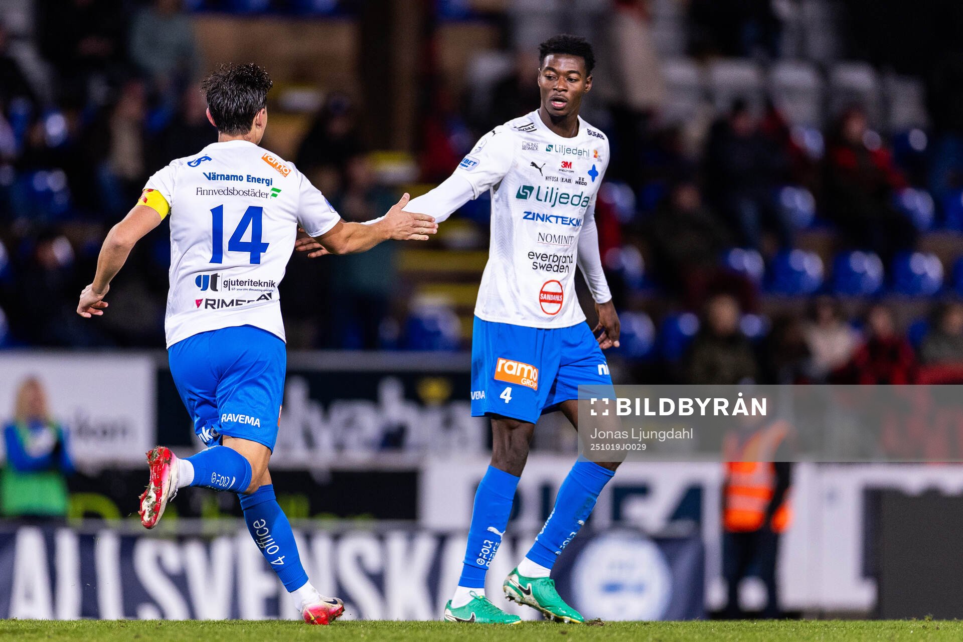 Värnamos Marcus Antonsson och Rufai Mohammed jublar