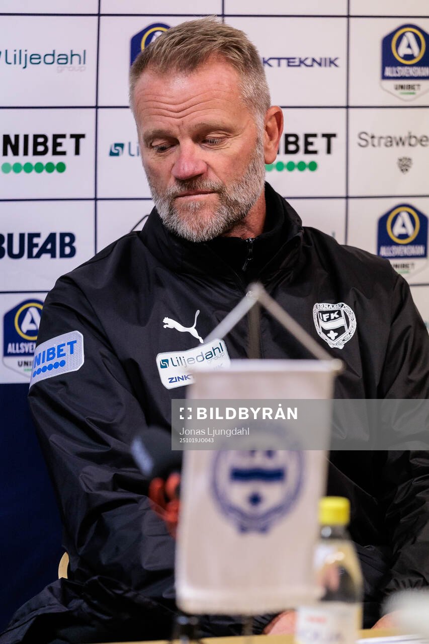 Värnamos tränare Arne Sandstø deppar på presskonferensen