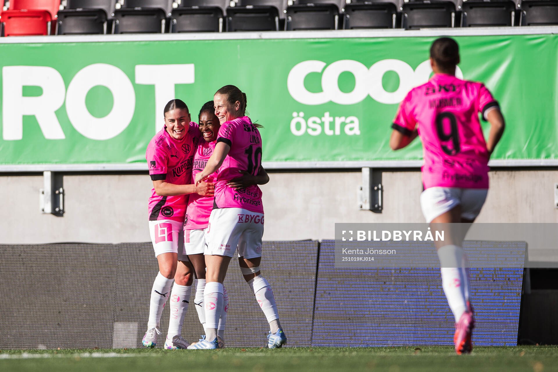 Häckens Monica Jusu Bah jublar med Hanna Wijk och Anna