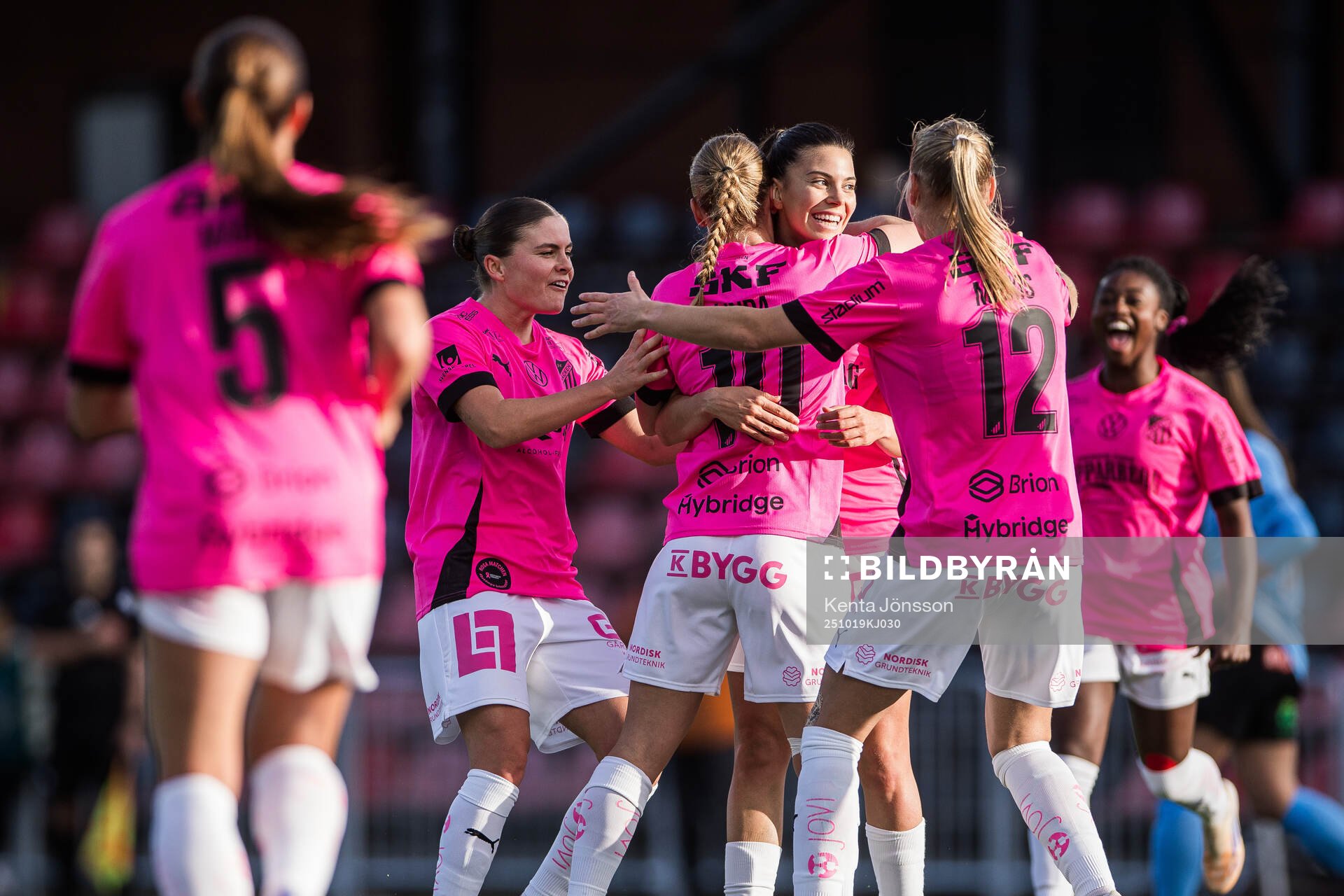 Häckens Helena Sampaio jublar med lagkamrater