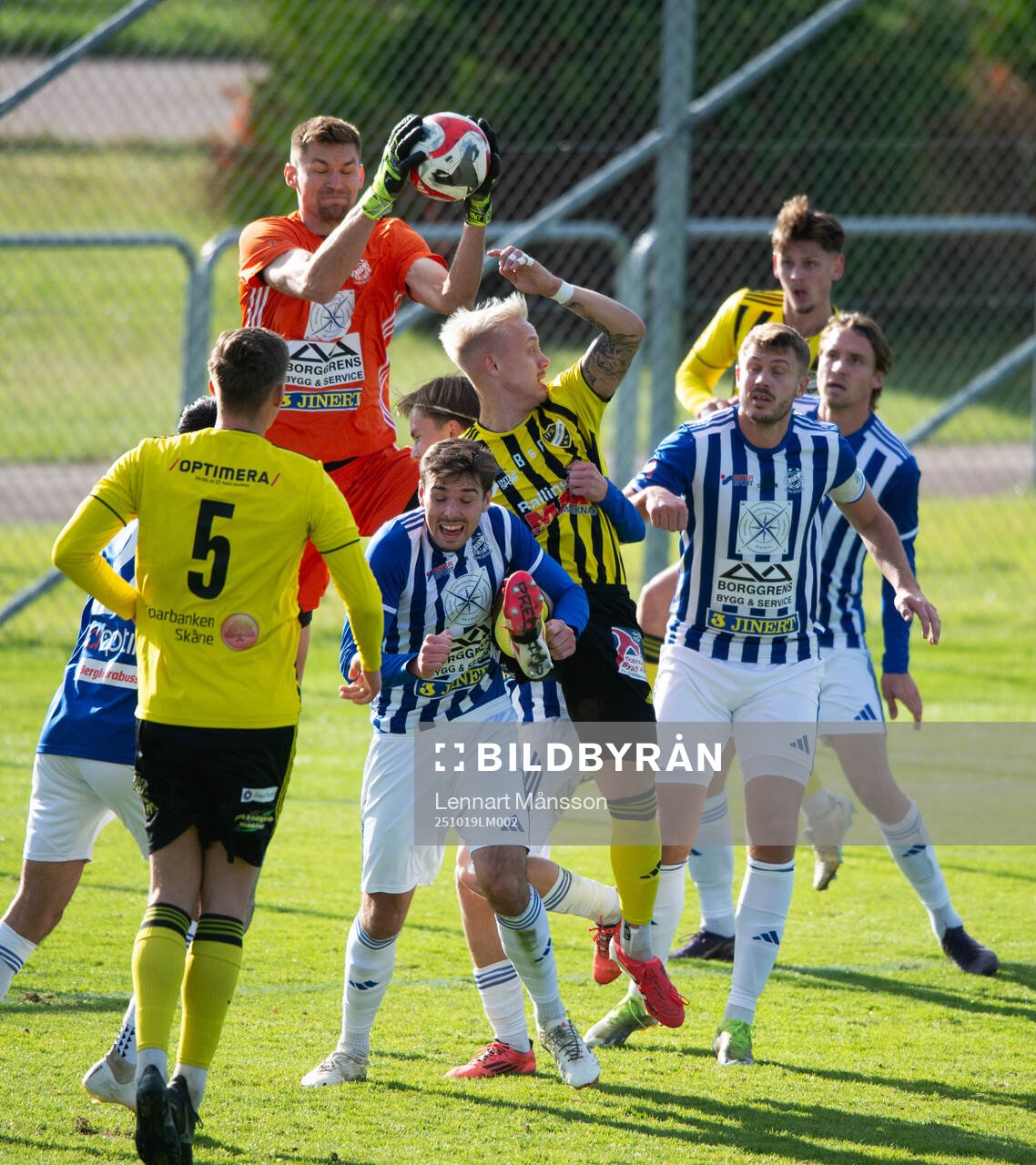 Trelleborgs målvakt greppar bollen i matchen i division 2