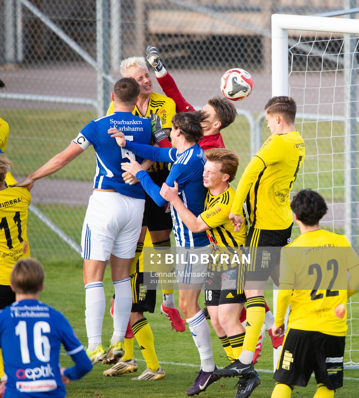 IFK Hässleholms målvakt Felix Persson försöker boxa
