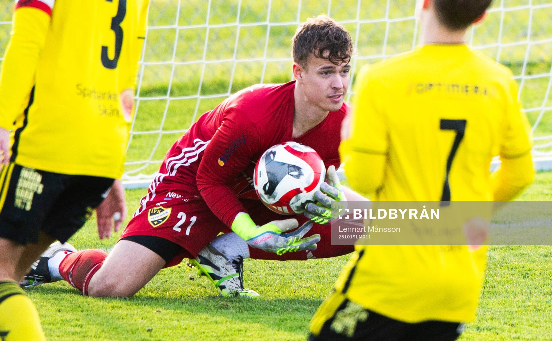 IFK Hässleholms målvakt Alve Lind greppar bollen i