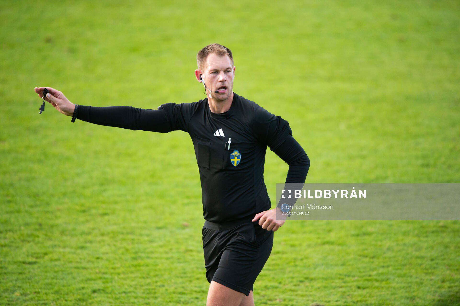 Domaren Christoffer Södergren i matchen i division 2