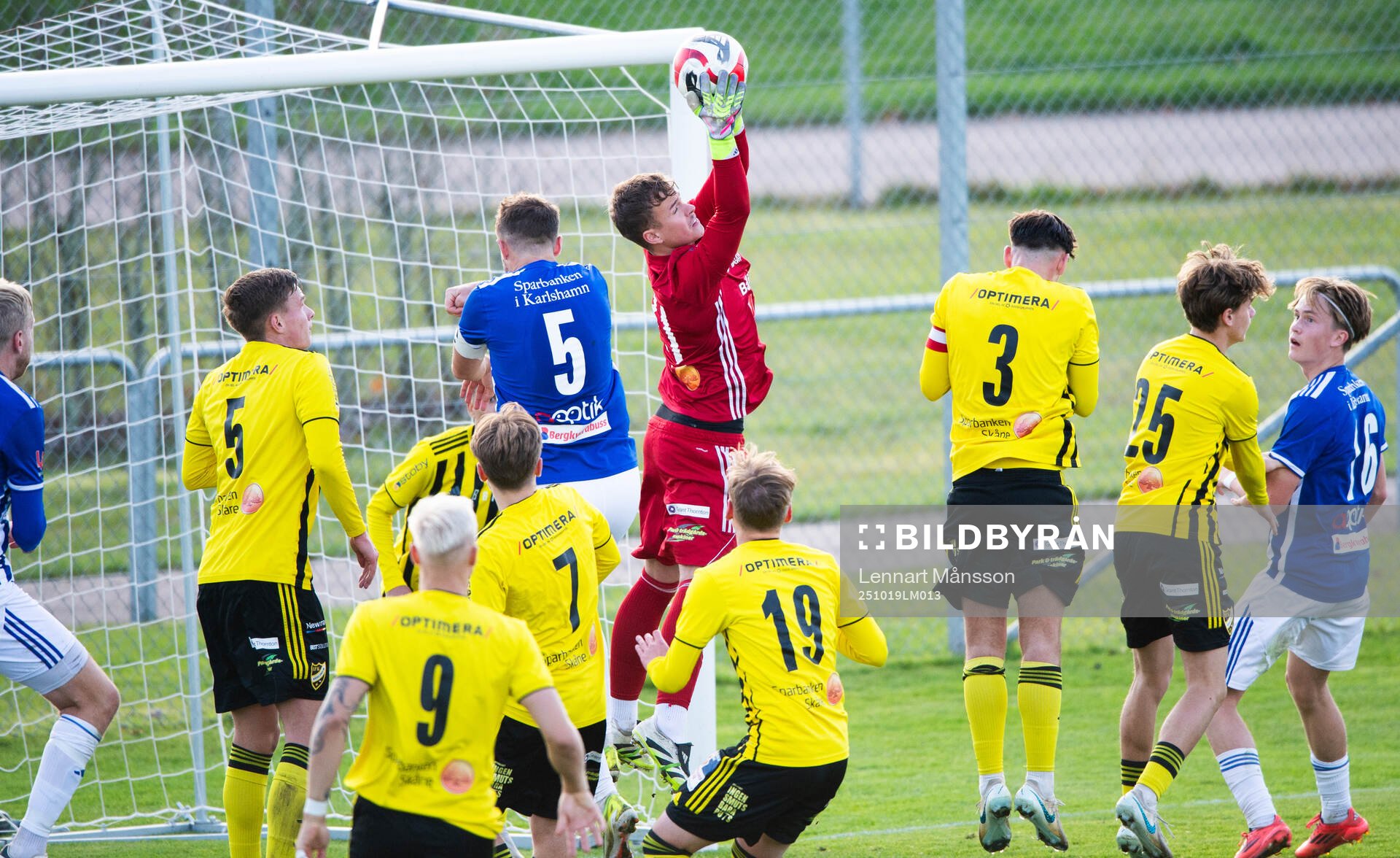 IFK Hässleholms målvakt Alve Lind greppar en hörna i