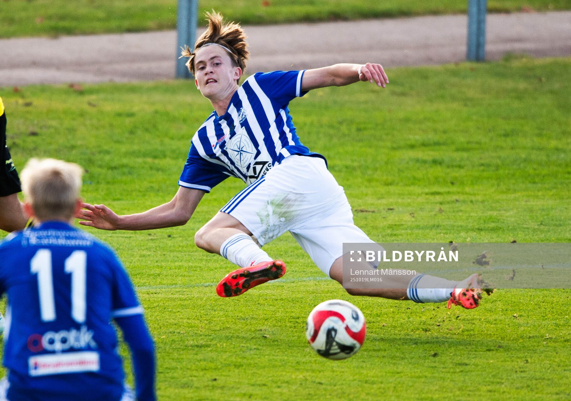 En Karlshamns-spelare halkar i matchen i division 2 mellan