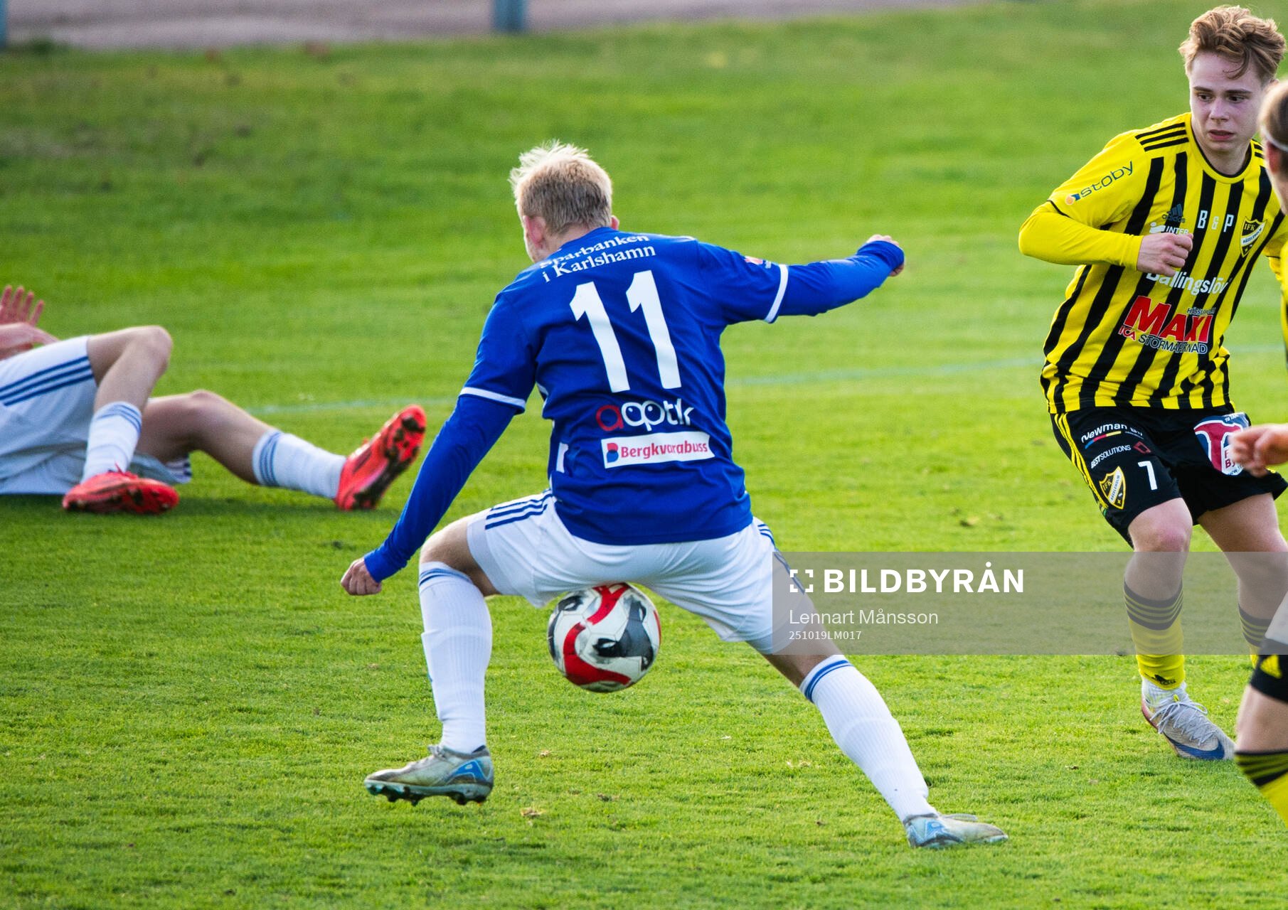 En Karlshamns-spelare dämpar bollen i matchen i division 2