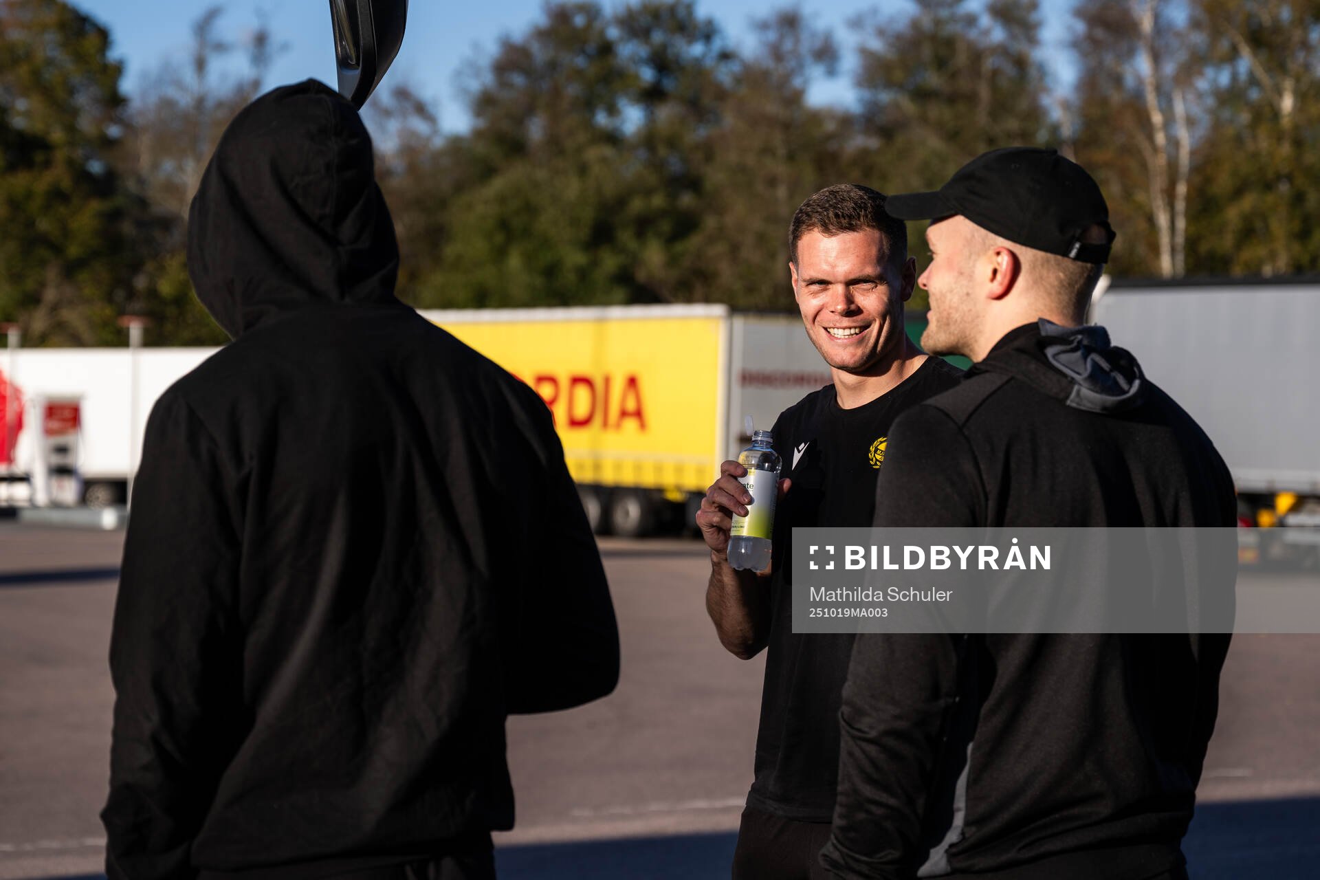 Mjällbys Jacob Bergström vid bussen när laget reser till