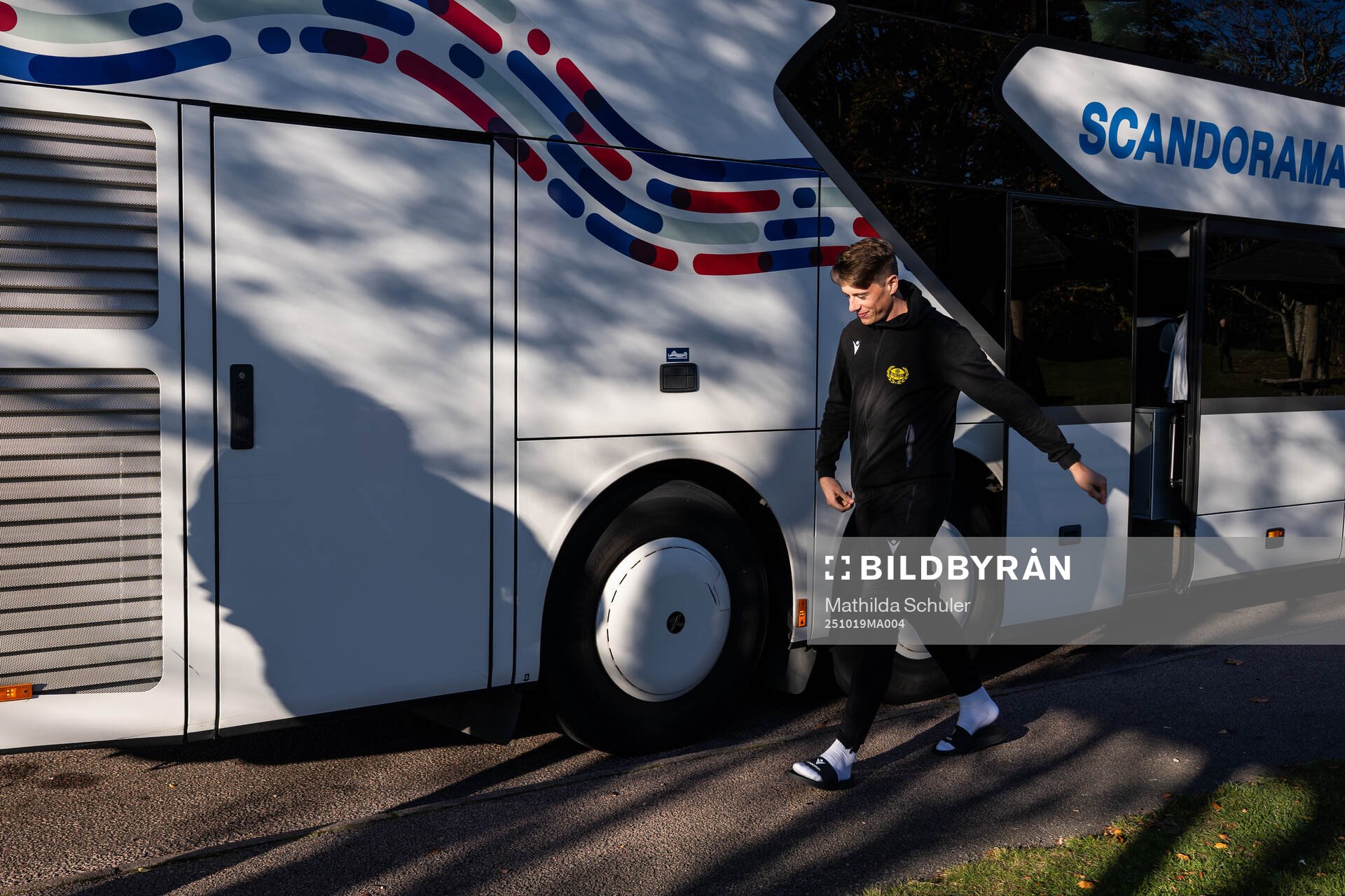 Mjällbys Elliot Stroud vid bussen när laget reser till