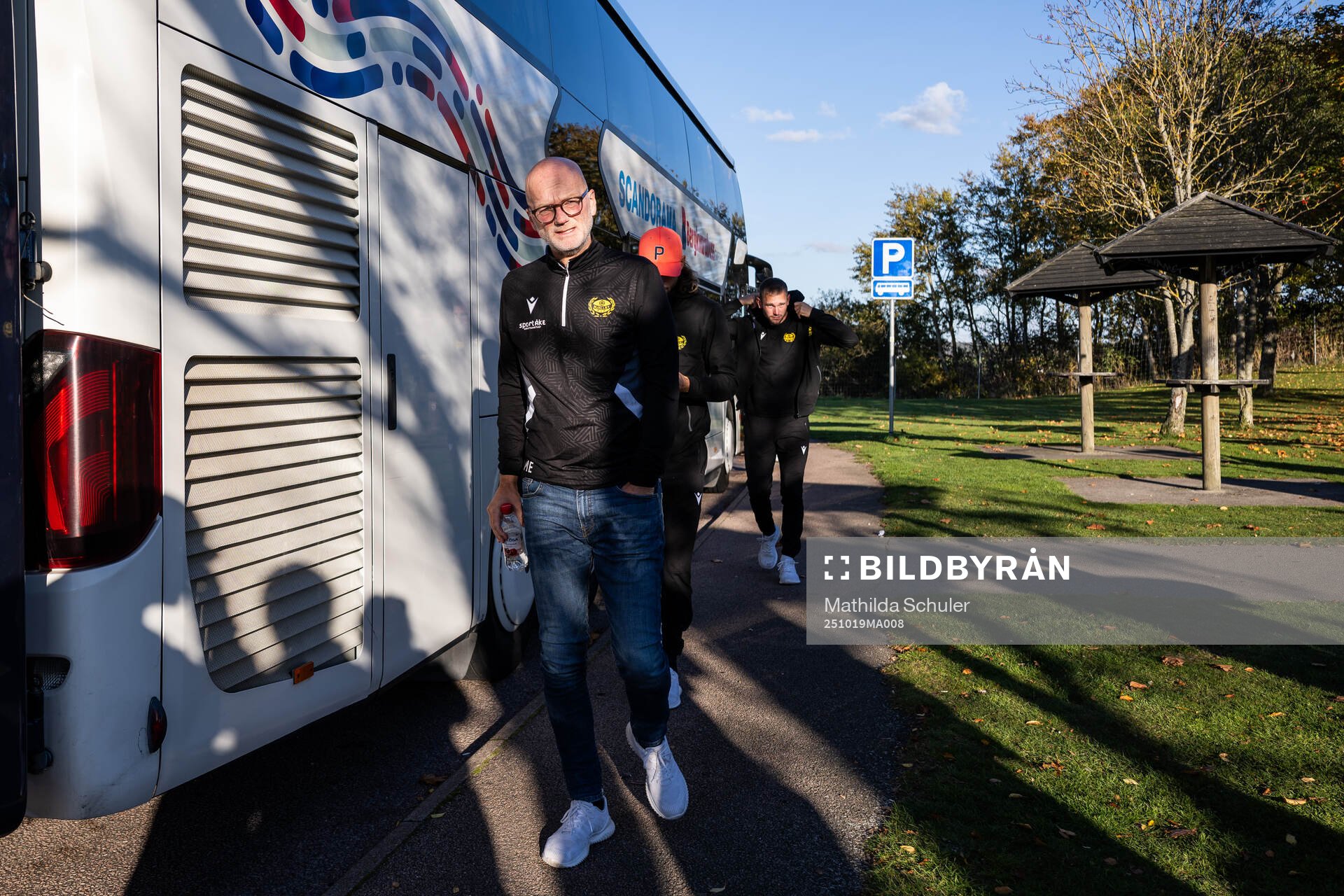 Mjällbys ordförande Magnus Emeus  vid bussen när laget