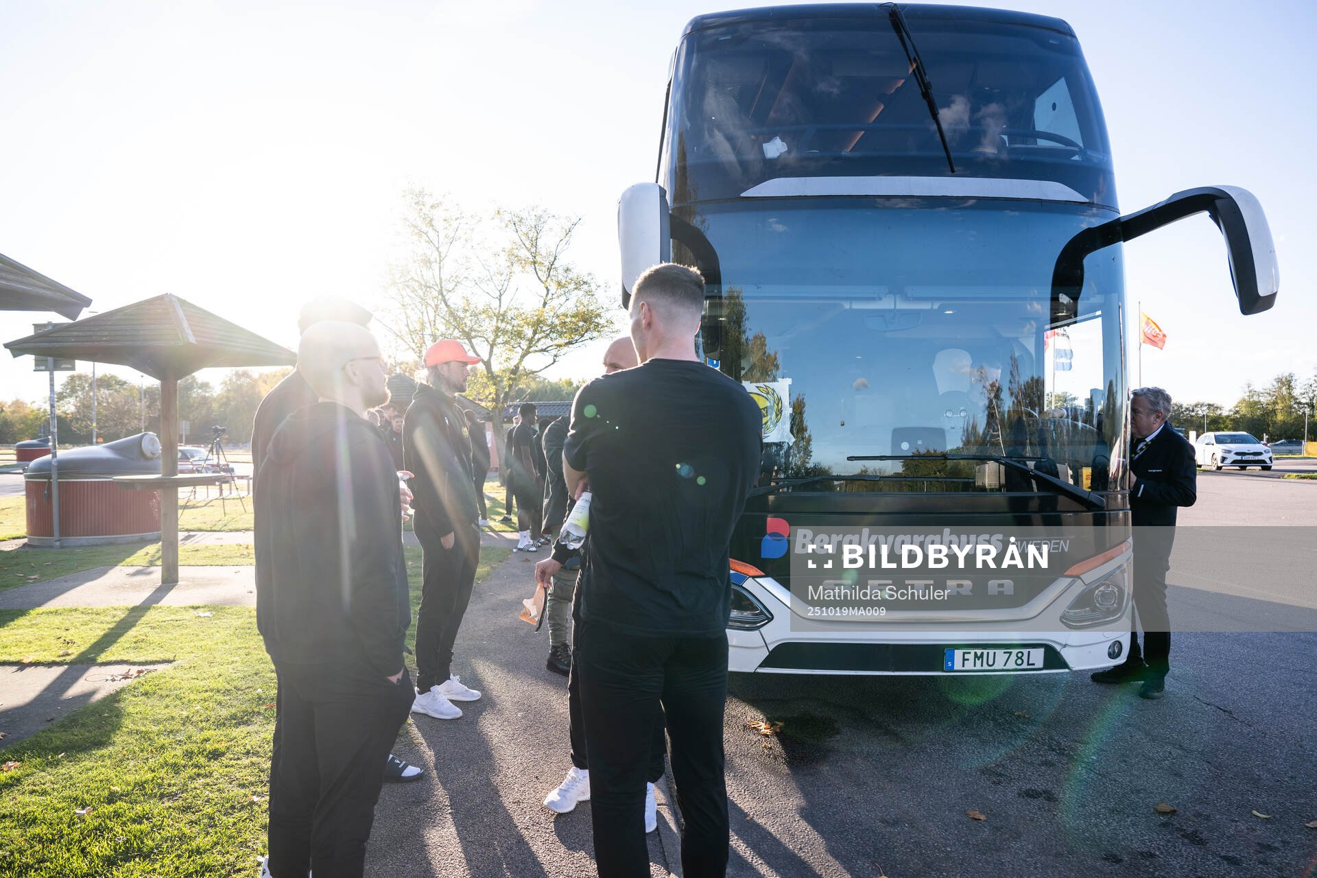 Mjällbys Toim Pettersson vid bussen när laget reser till