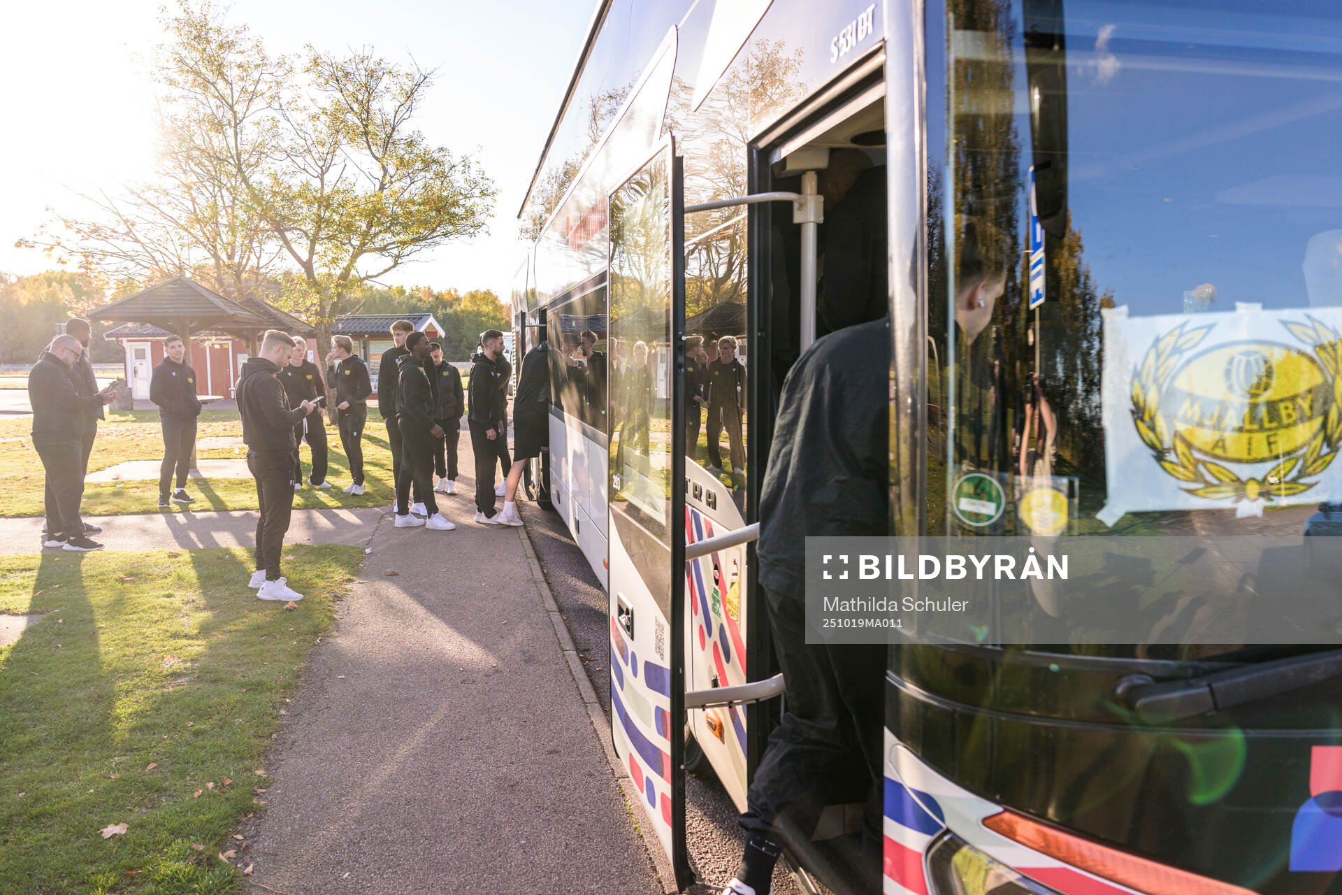 Mjällbys spelare utanför bussen vid resan mot matchen mot