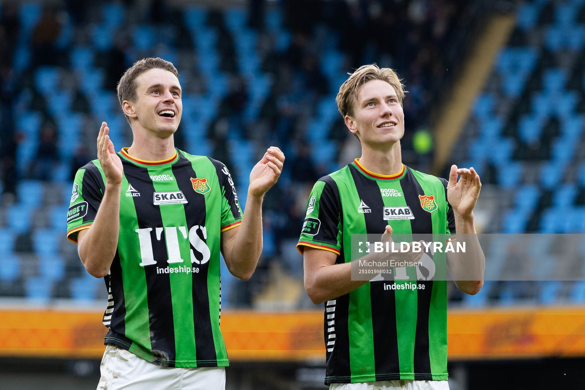 GAIS Oskar Ågren och Robin Frej jublar och tackar publiken
