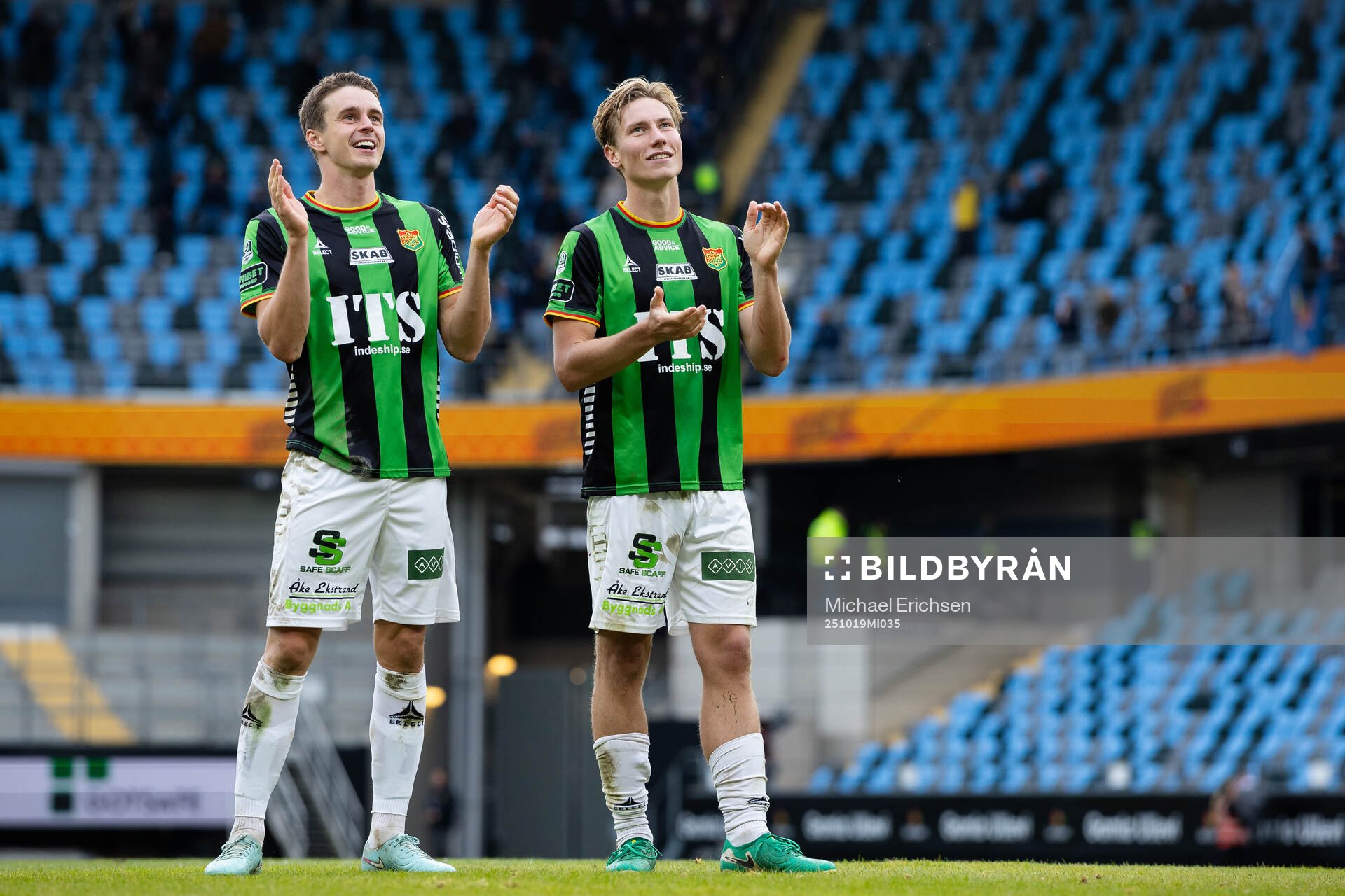 GAIS Oskar Ågren och Robin Frej jublar och tackar publiken