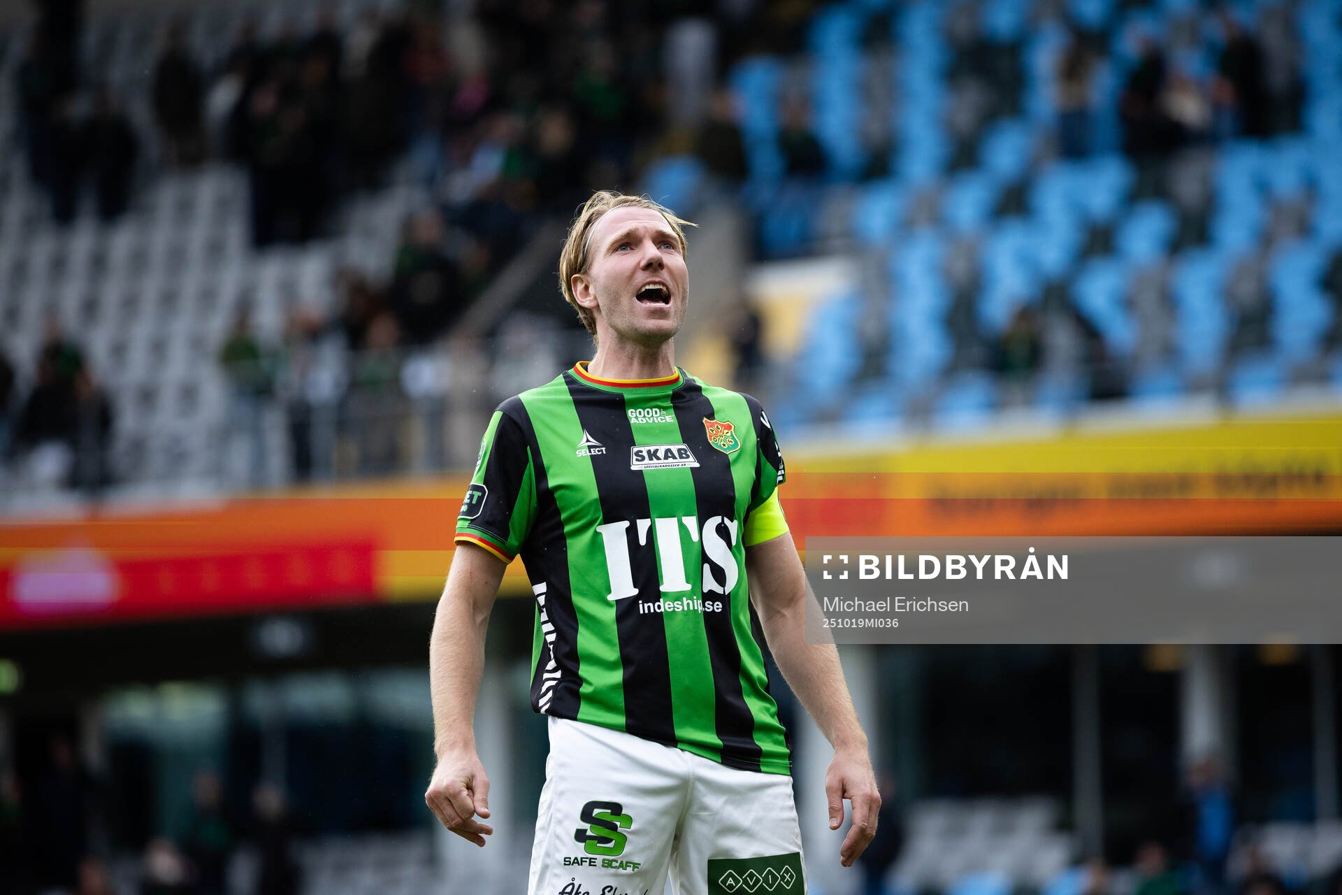 GAIS lagkapten August Wängberg håller i segersång
