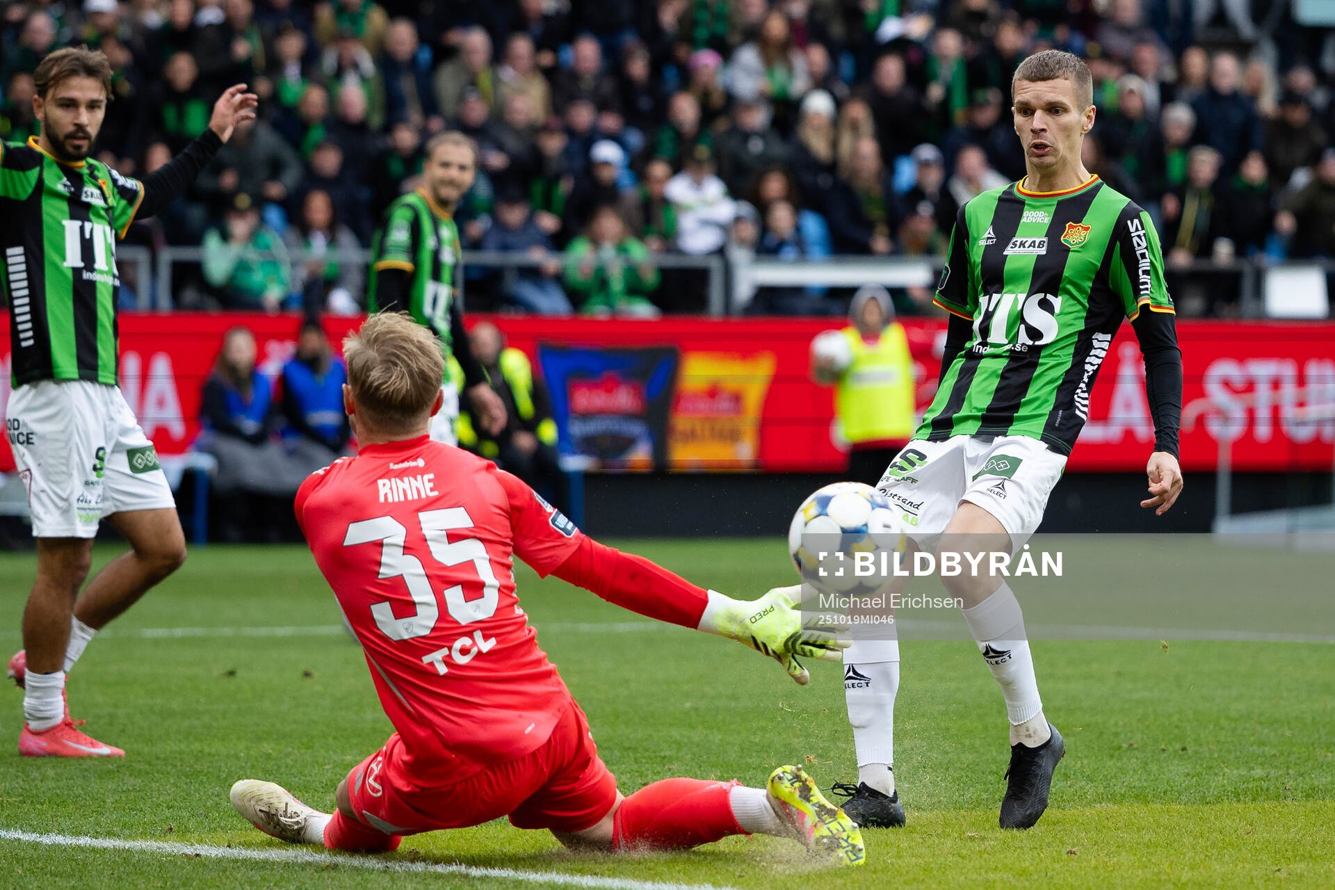 GAIS Lucas Hedlund och Djurgårdens målvakt Jacob Rinne