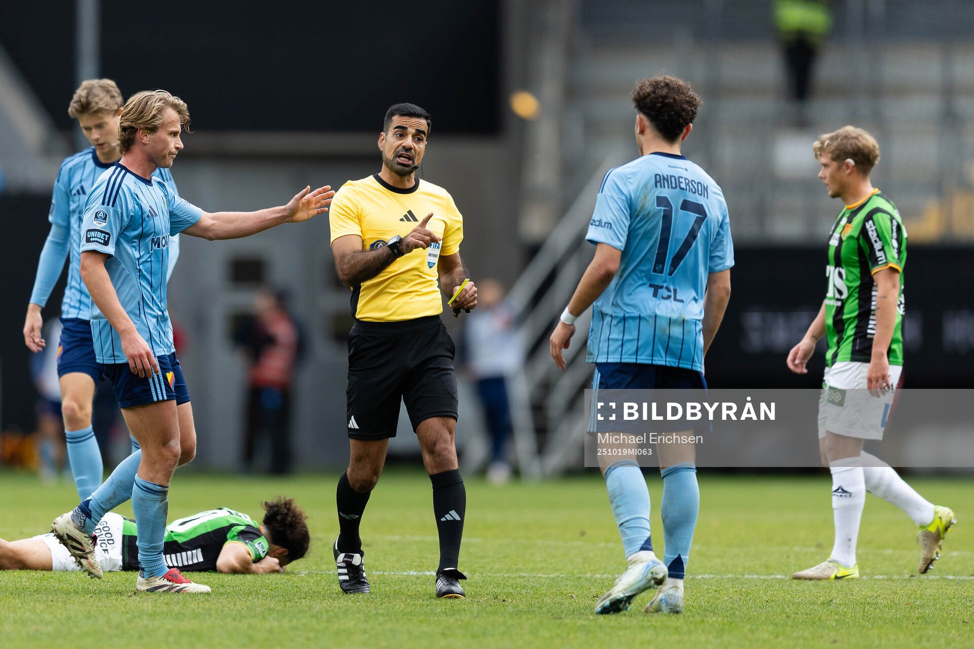 Domare Mohammed Al-Hakim ger Djurgårdens Mikael Anderson