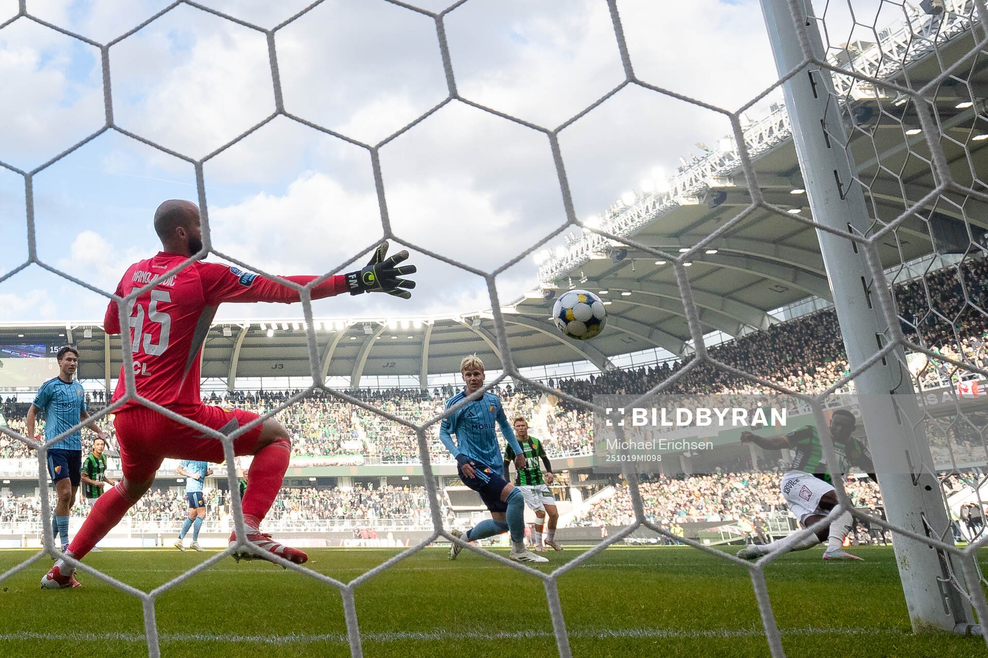GAIS Ibrahim Diabate skjuter 1-0 i mål bakom Djurgårdens