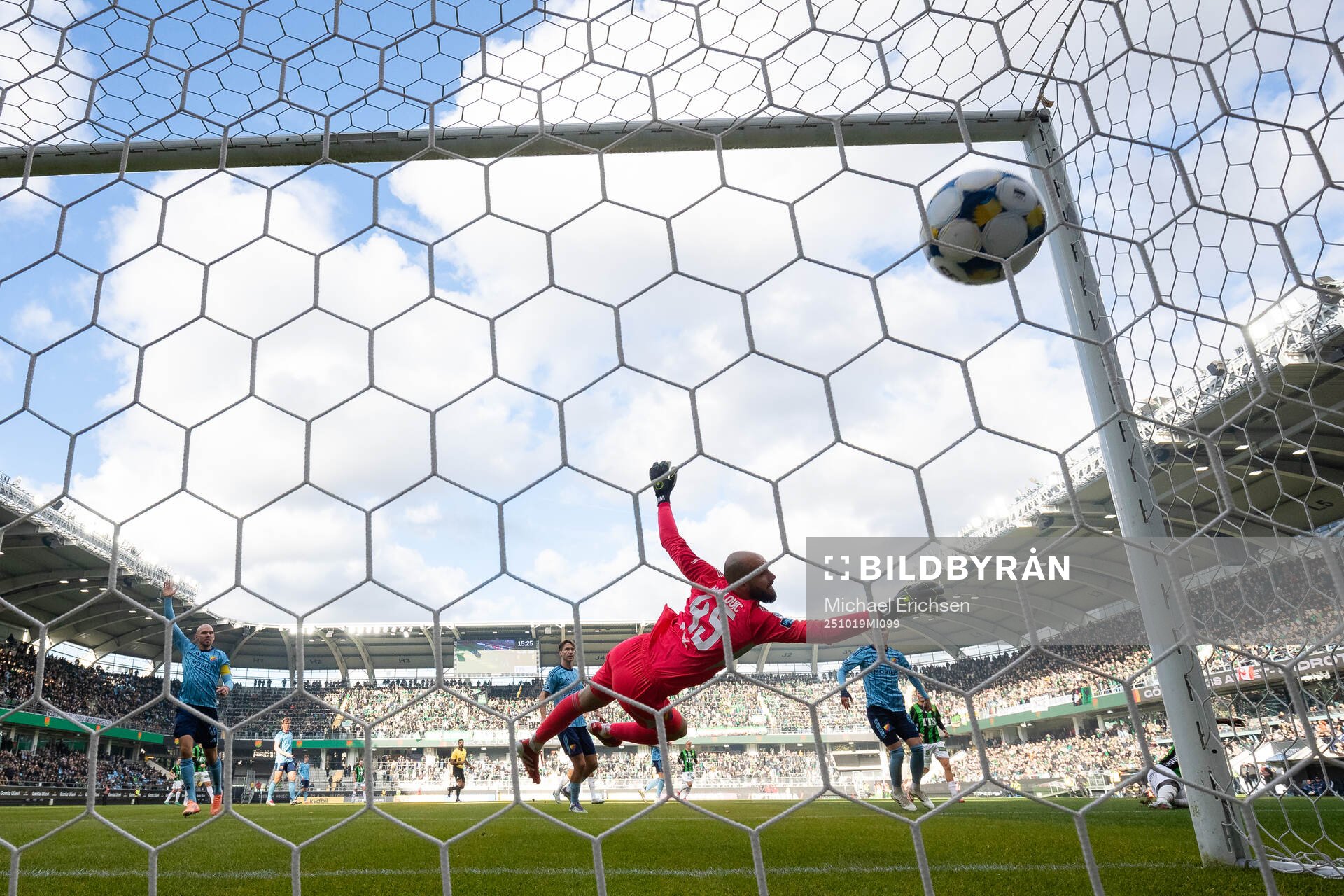 GAIS Ibrahim Diabate skjuter 1-0 i mål bakom Djurgårdens