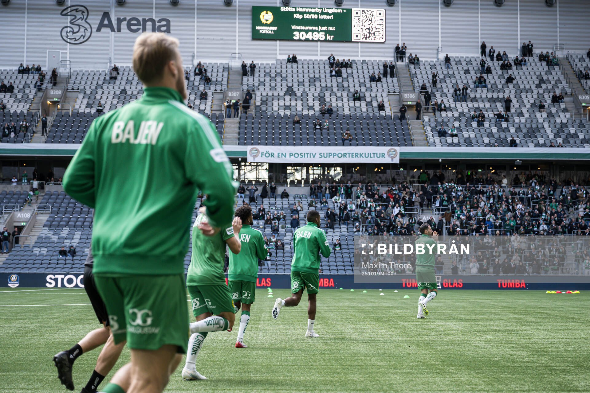 Hammarbys Nahir Besara gör entré med lagkamrater