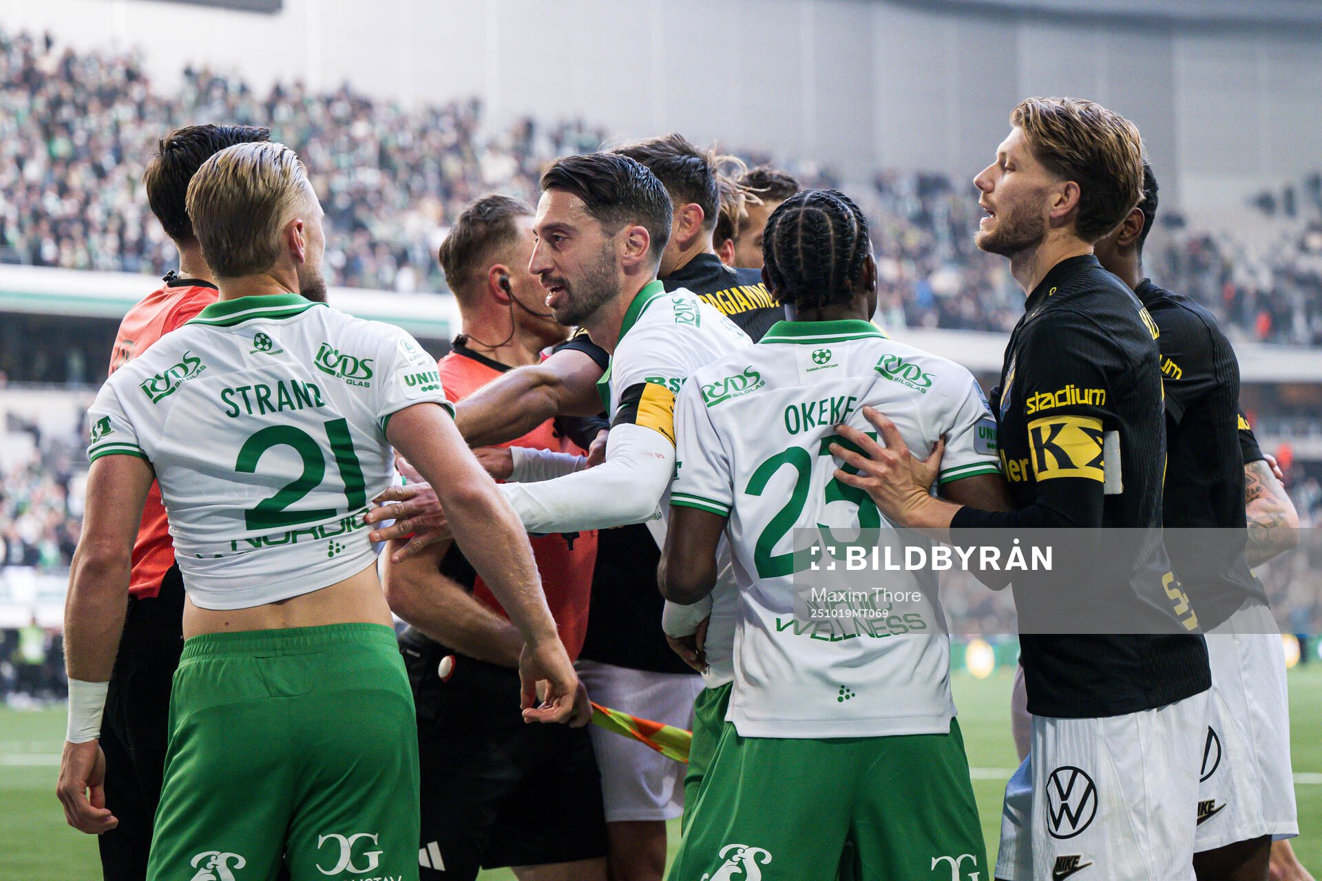 Irriterat mellan Hammarbys Simon Strand och Nahir Besara