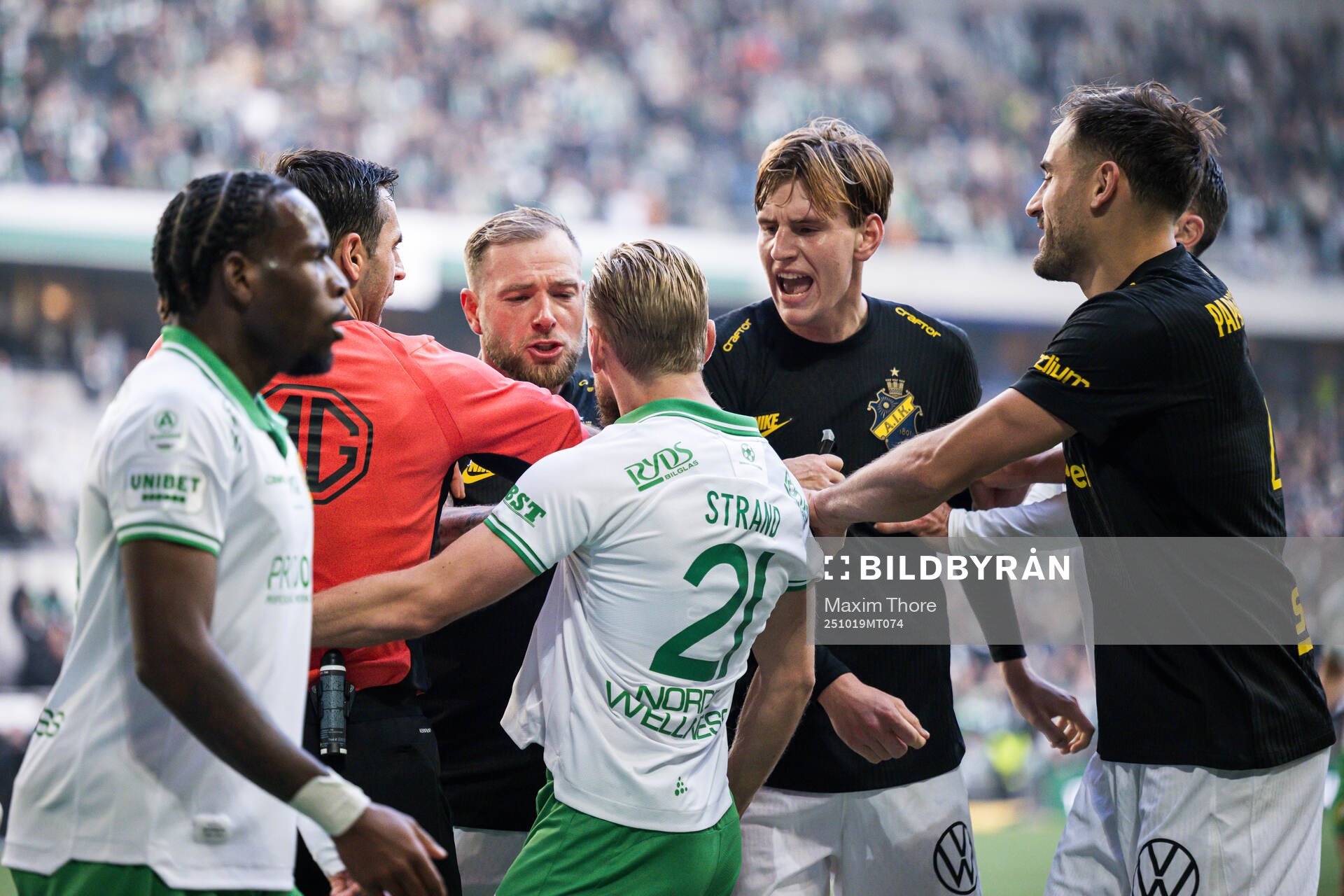Irriterat mellan AIKs John Guidetti och Hammarbys Simon