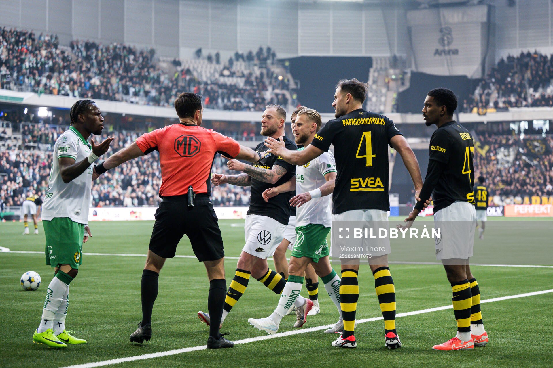 Irriterat mellan AIKs John Guidetti och Sotirios
