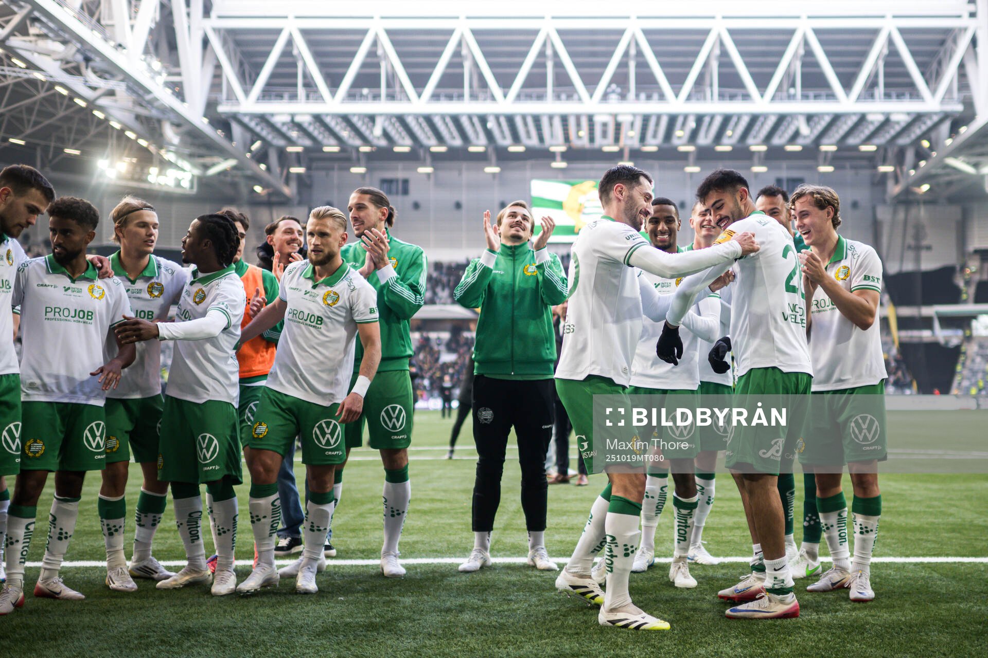 Hammarbys Nahir Besara och Montader Madjed jublar