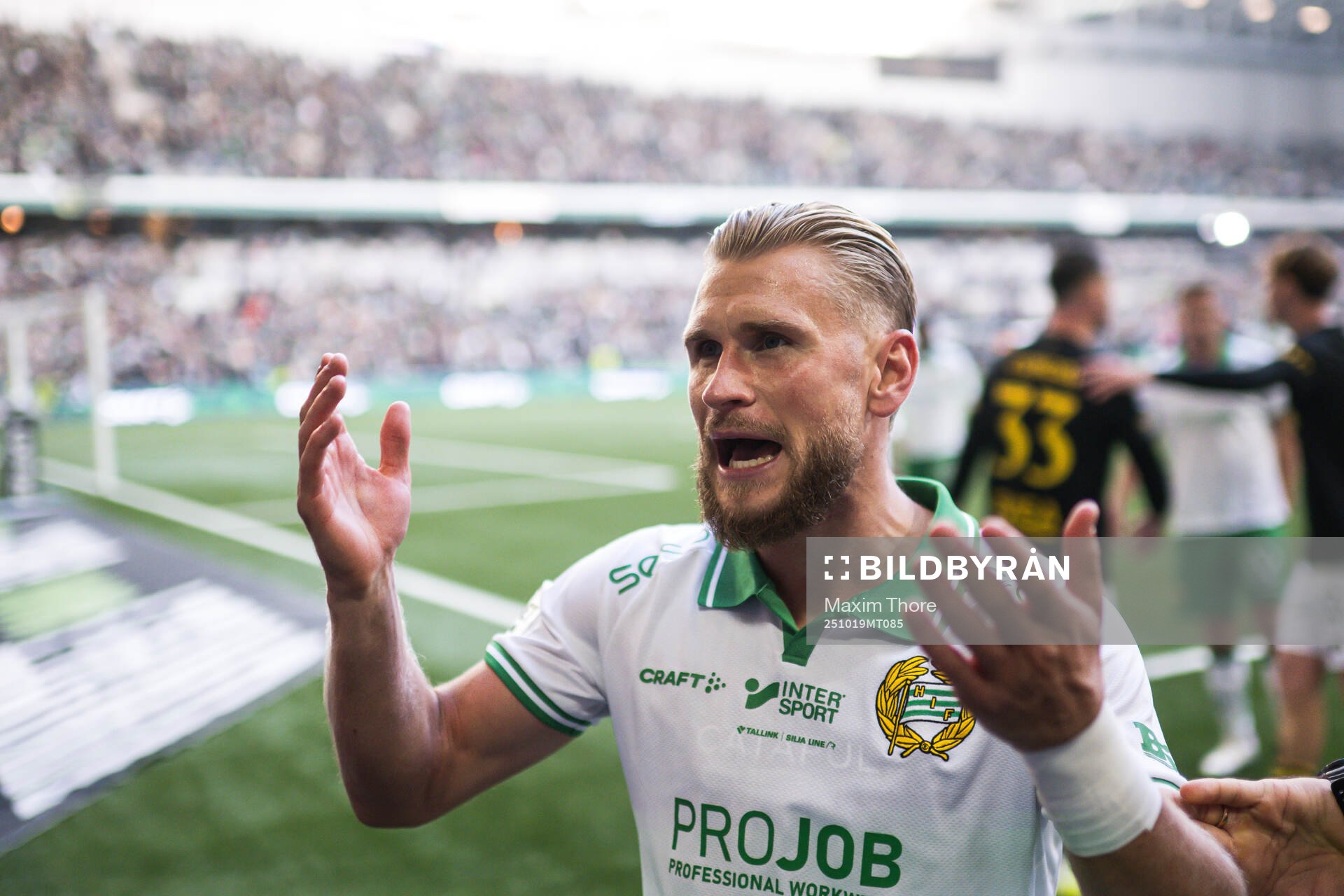 Hammarbys Simon Strand jublar