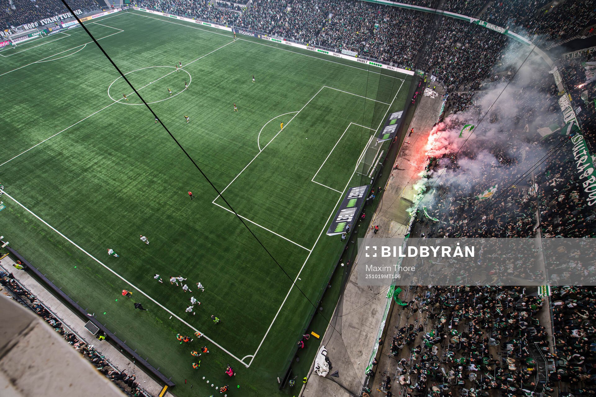 Hammarbys spelare jublar med Montader Madjed