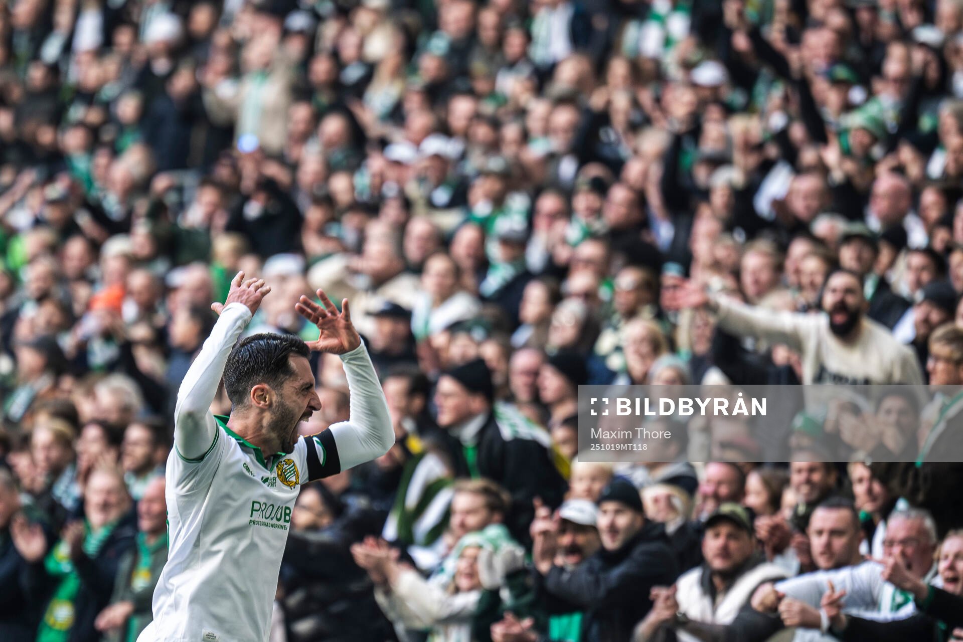 Hammarbys Nahir Besara manar på sina supportrar
