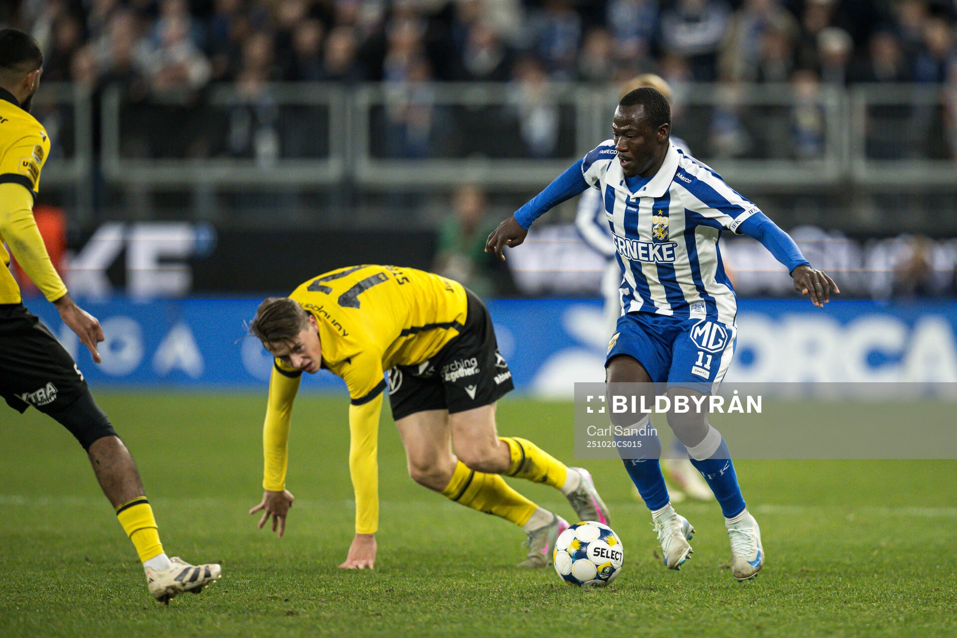 Mjällbys Elliot Stroud och IFK Göteborgs Saidou Alioum