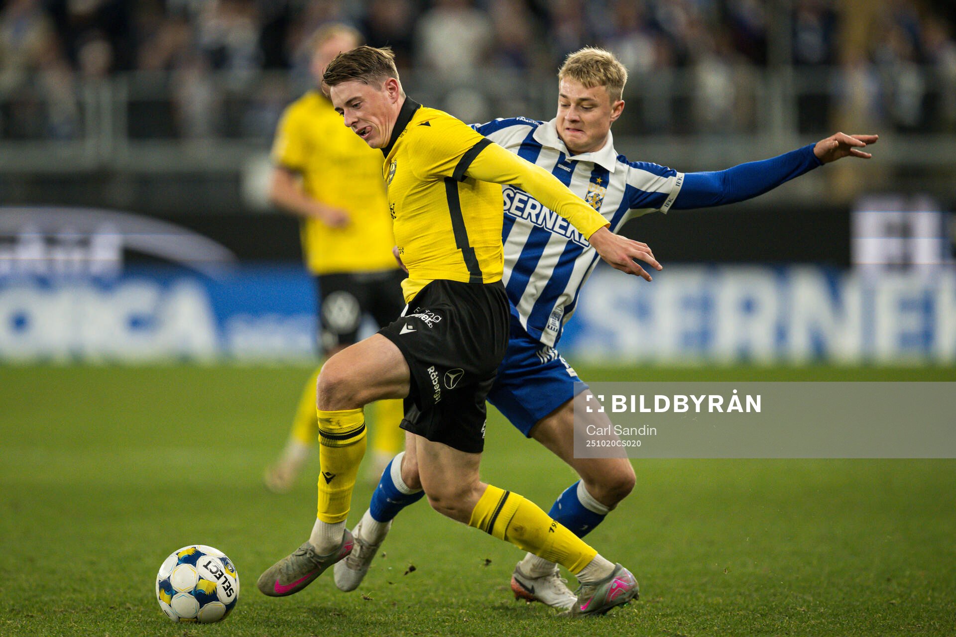 Mjällbys Elliot Stroud och IFK Göteborgs David Kruse