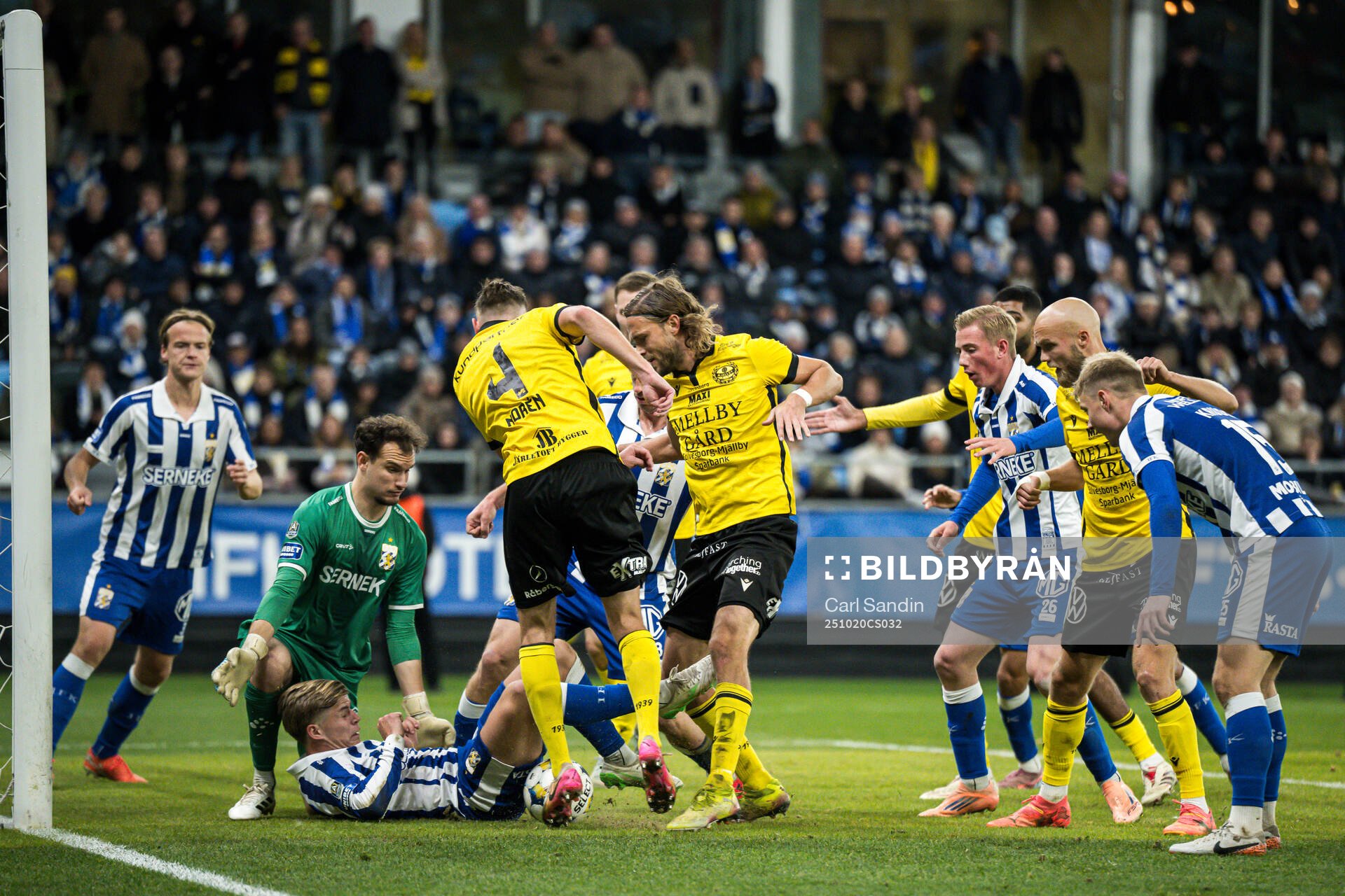 IFK Göteborgs målvakt Elis Bishesari och Felix Eriksson