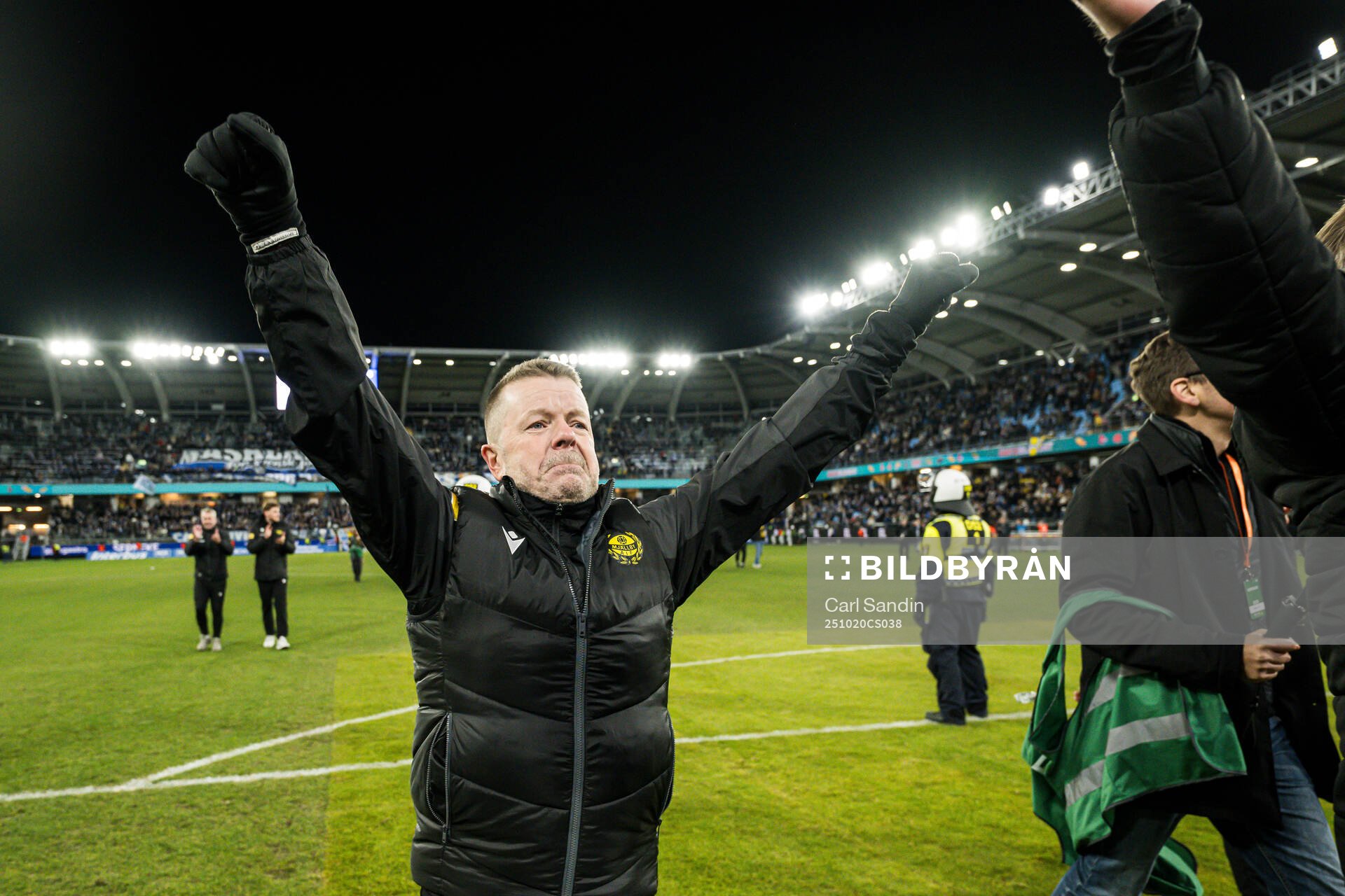 Mjällbys tränare Anders Torstensson jublar
