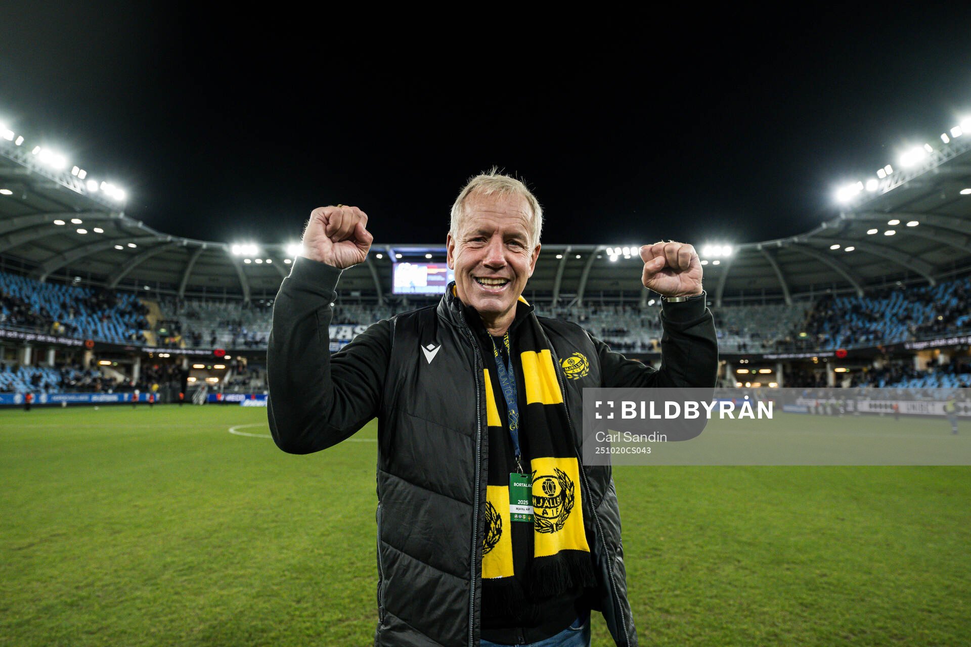 Mjällbys sportchef Hasse Larsson jublar