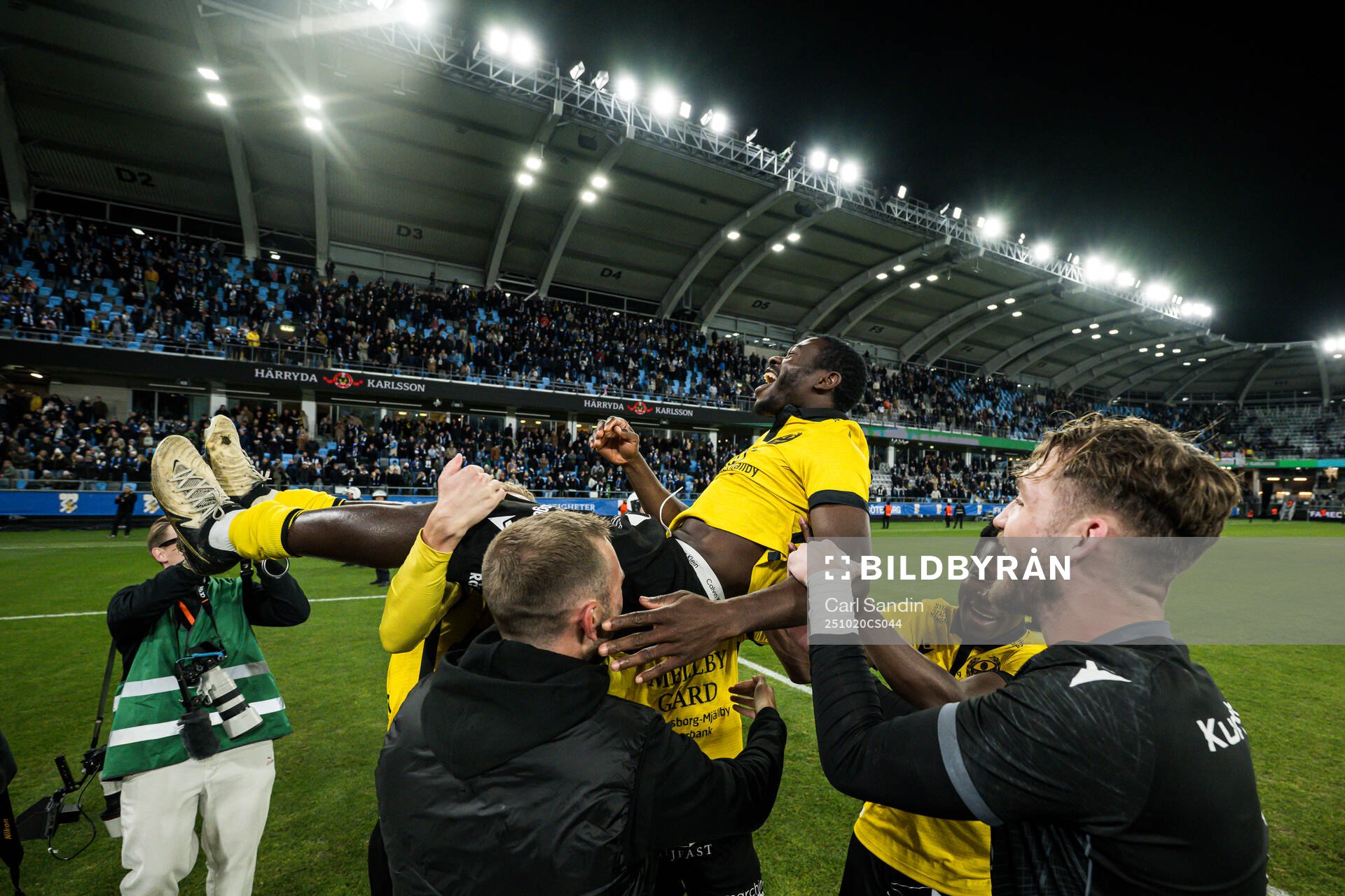 Mjällbys spelare jublar