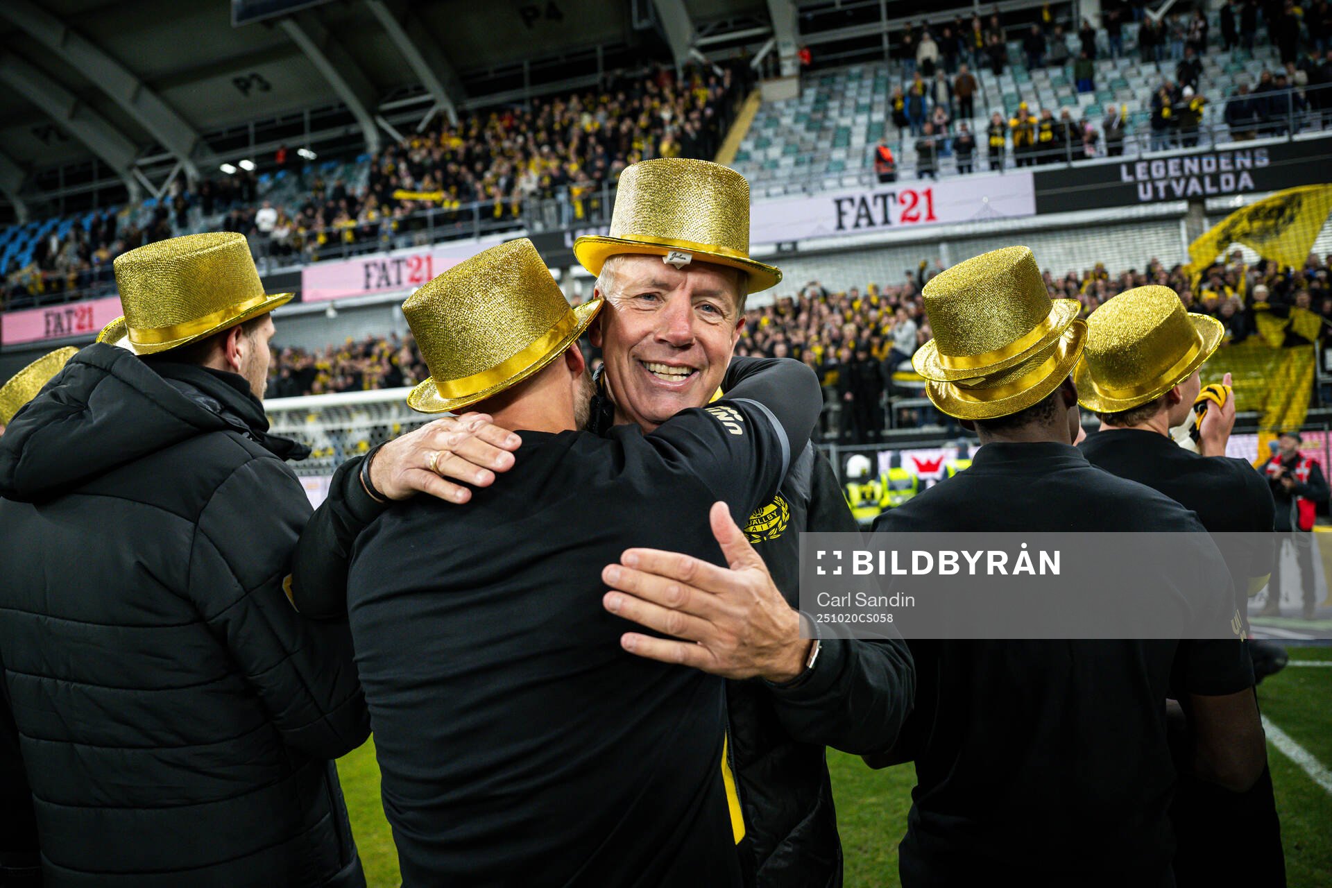 Mjällbys sportchef Hasse Larsson jublar
