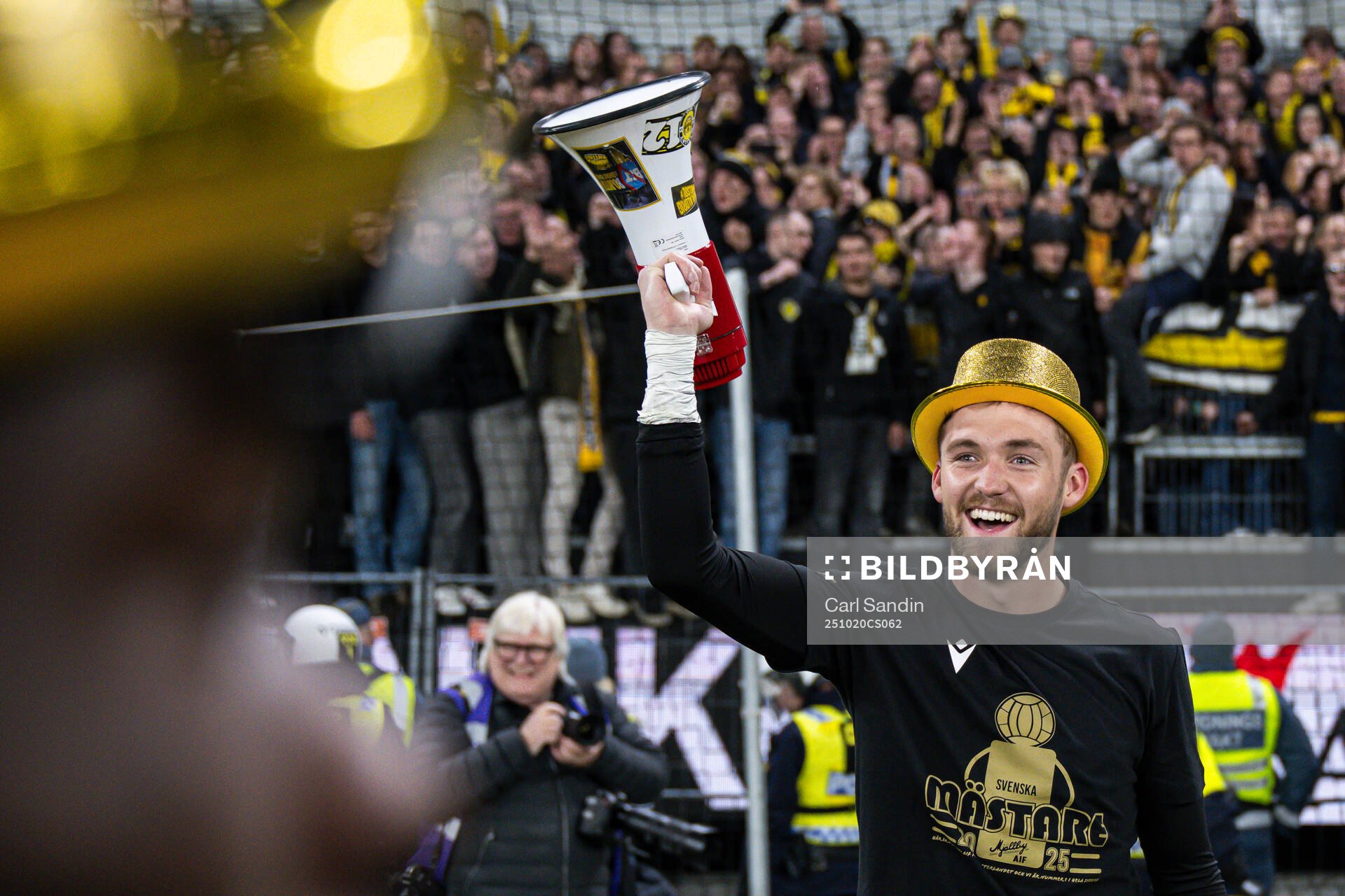 Mjällbys målvakt Noel Törnqvist jublar